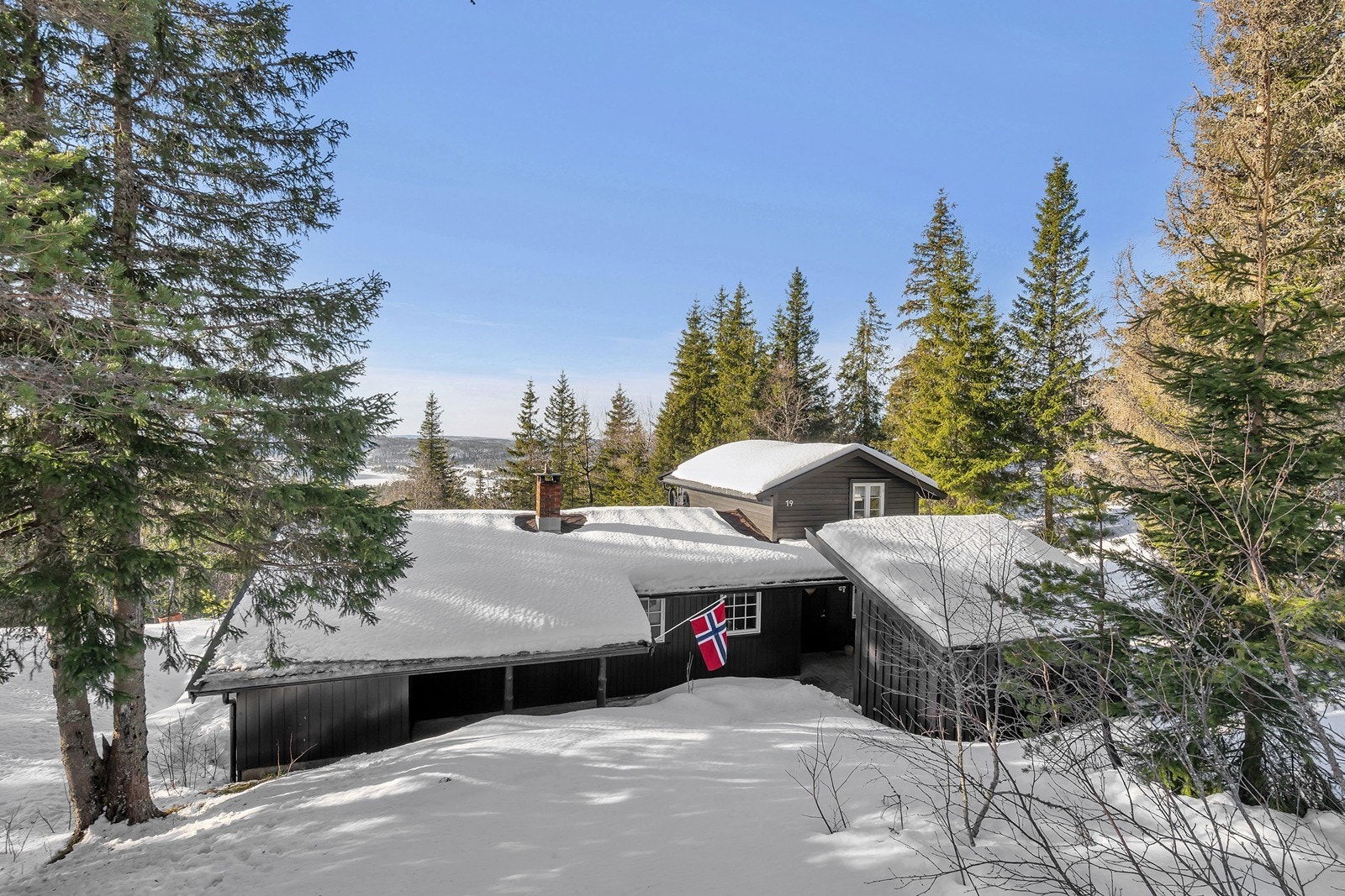 Sjarmerende hytte i naturskjønne omgivelser, med flott utsikt. Galleribilde