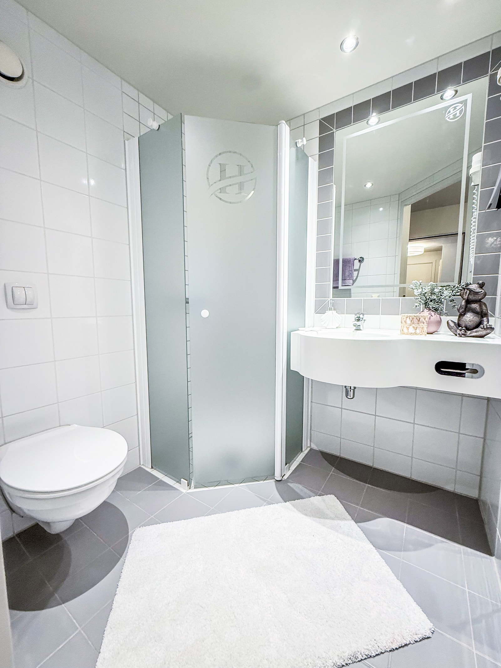 Bad med dusj. Fliser på gulv og vegger. Varmekabler. Galleribilde