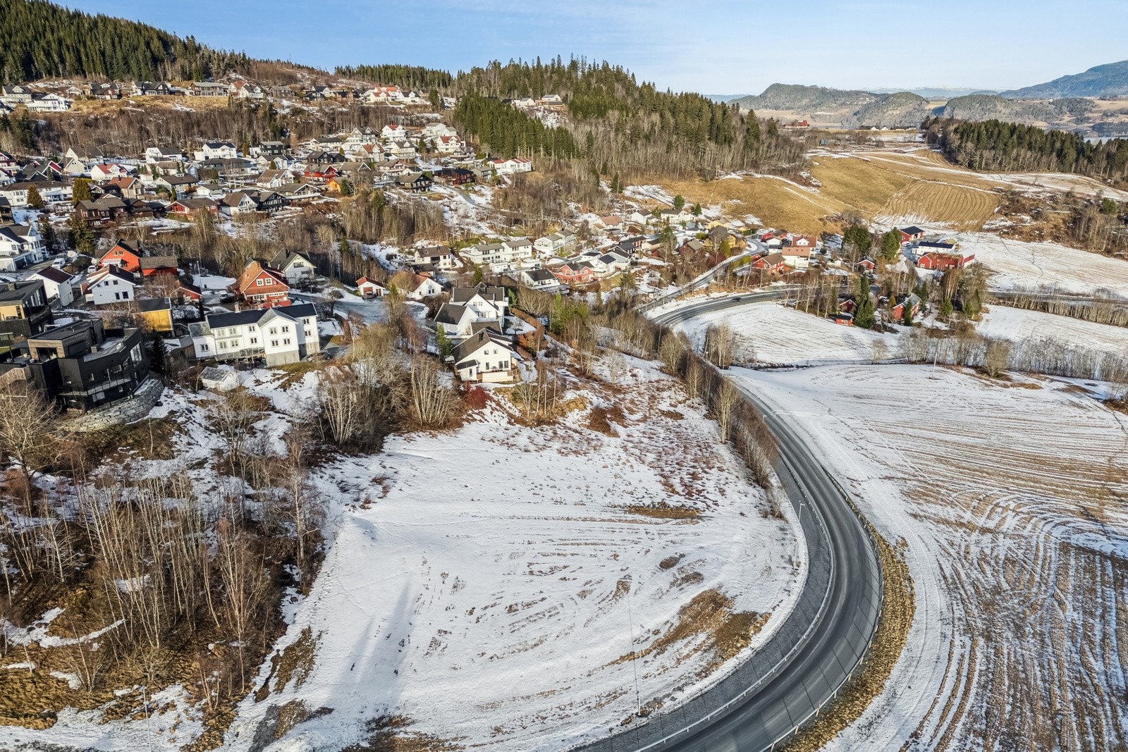 Fossan ligger strategisk til med kort avstand til både Børsa og Viggja, hvor du finner dagligvarebutikker, skoler, barnehager og andre nødvendige servicetilbud. Galleribilde