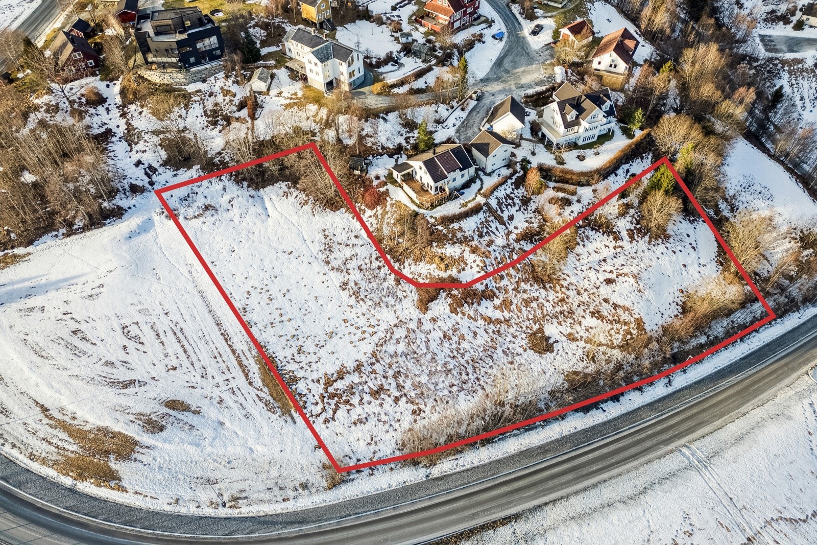 Tomten er under fradeling, og de inntegnede grensene på bildet er kun en illustrasjon. De må ikke benyttes til nøyaktig oppmåling eller juridiske formål. Galleribilde