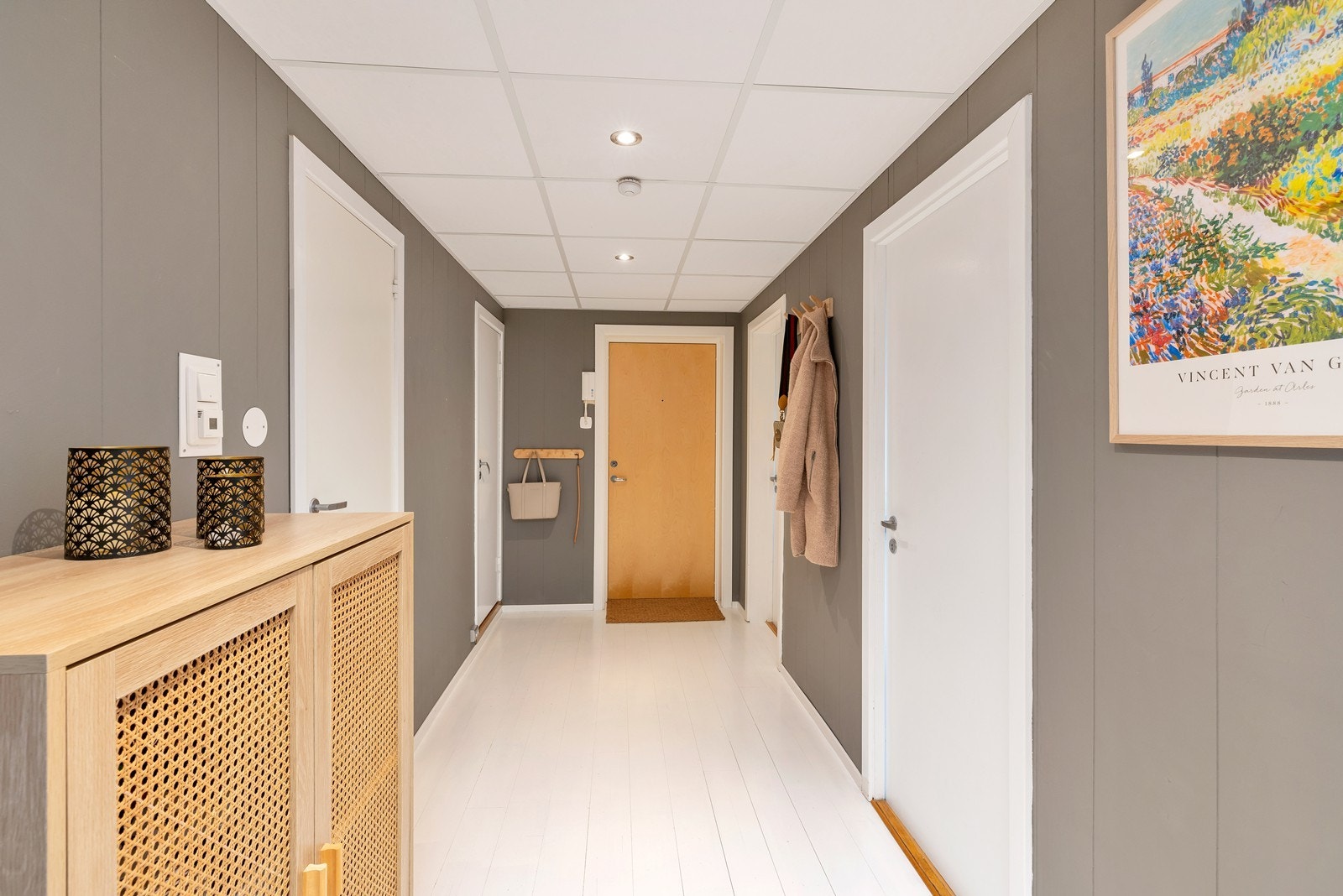I gangen har man plass til å henge fra seg klær og sko. Fra gangen har man inngang til boligens øvrige rom. Galleribilde