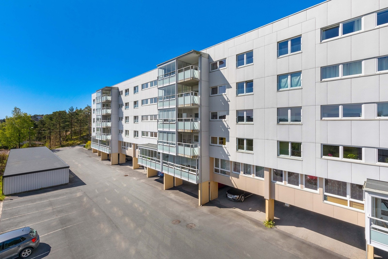 Felles biloppstillingsplasser på tomt. Mulighet til å leie parkeringsplass av borettslaget i carport eller garasjebygg (etter ansenitet) Galleribilde