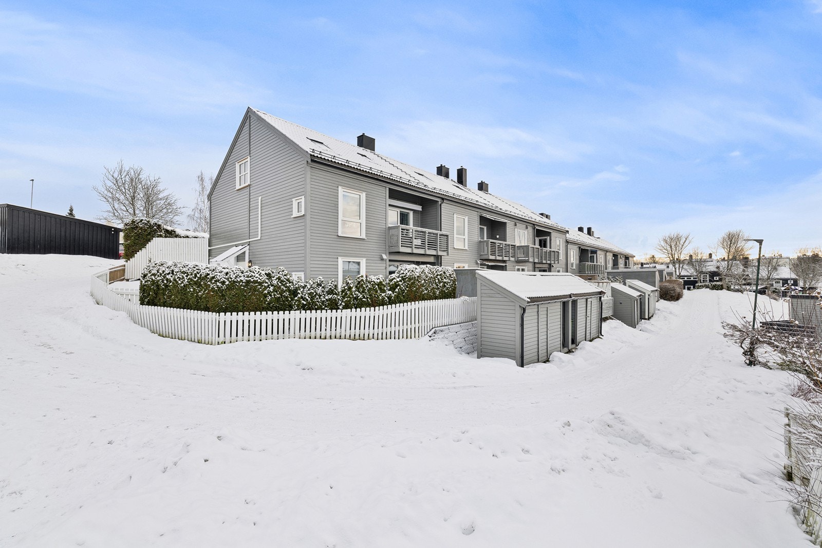 Pent rekkehus med balkong, terrasse og garasjeplass. Galleribilde