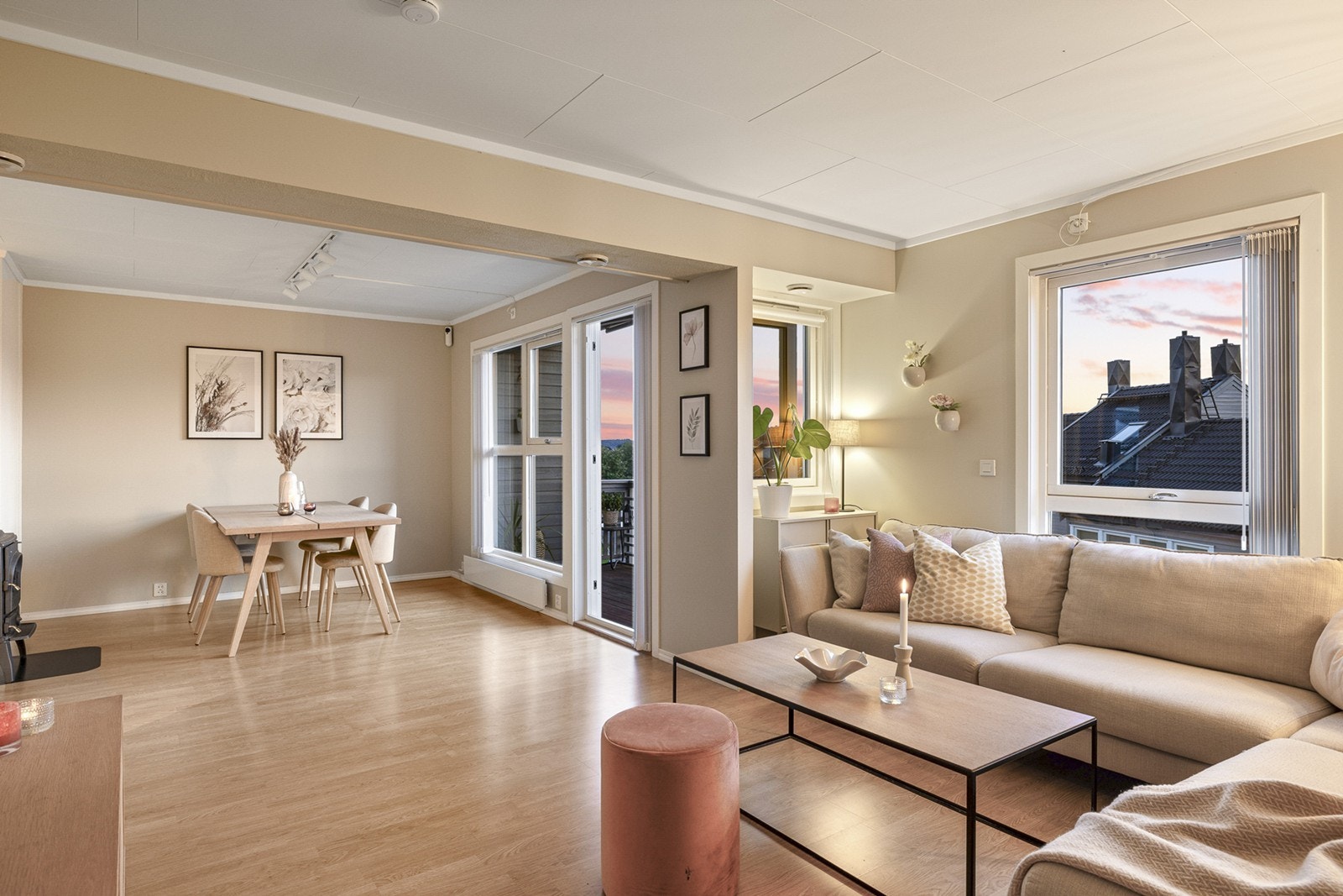 Stuen har god plass til en koselig sofakrok og et spisebord. Galleribilde