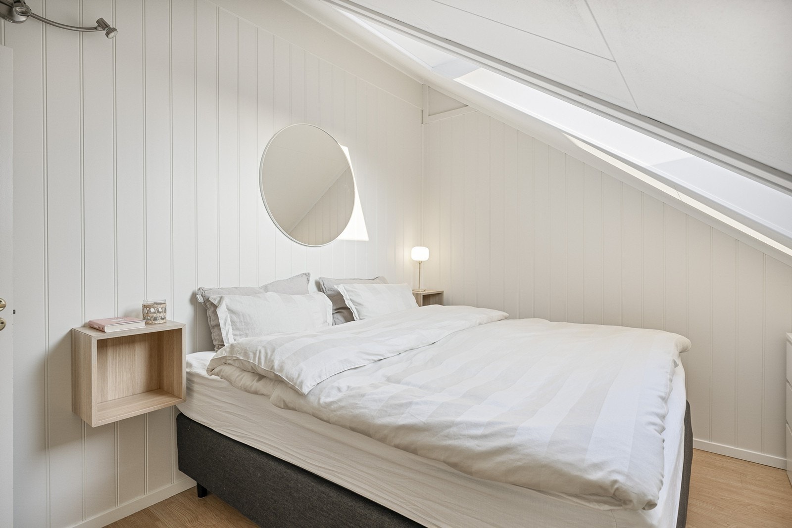Soverommet i andre etasje er lyst og luftig og har plass til dobbeltseng med tilhørende nattbord. Vegger, tak og lister ble malt og pusset opp vår 2023. Galleribilde