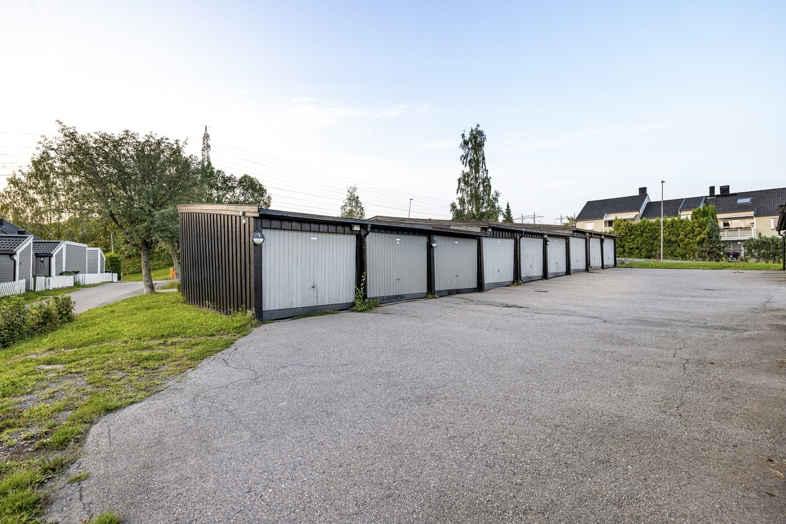 Det medfølger en garasje i rekke. Galleribilde