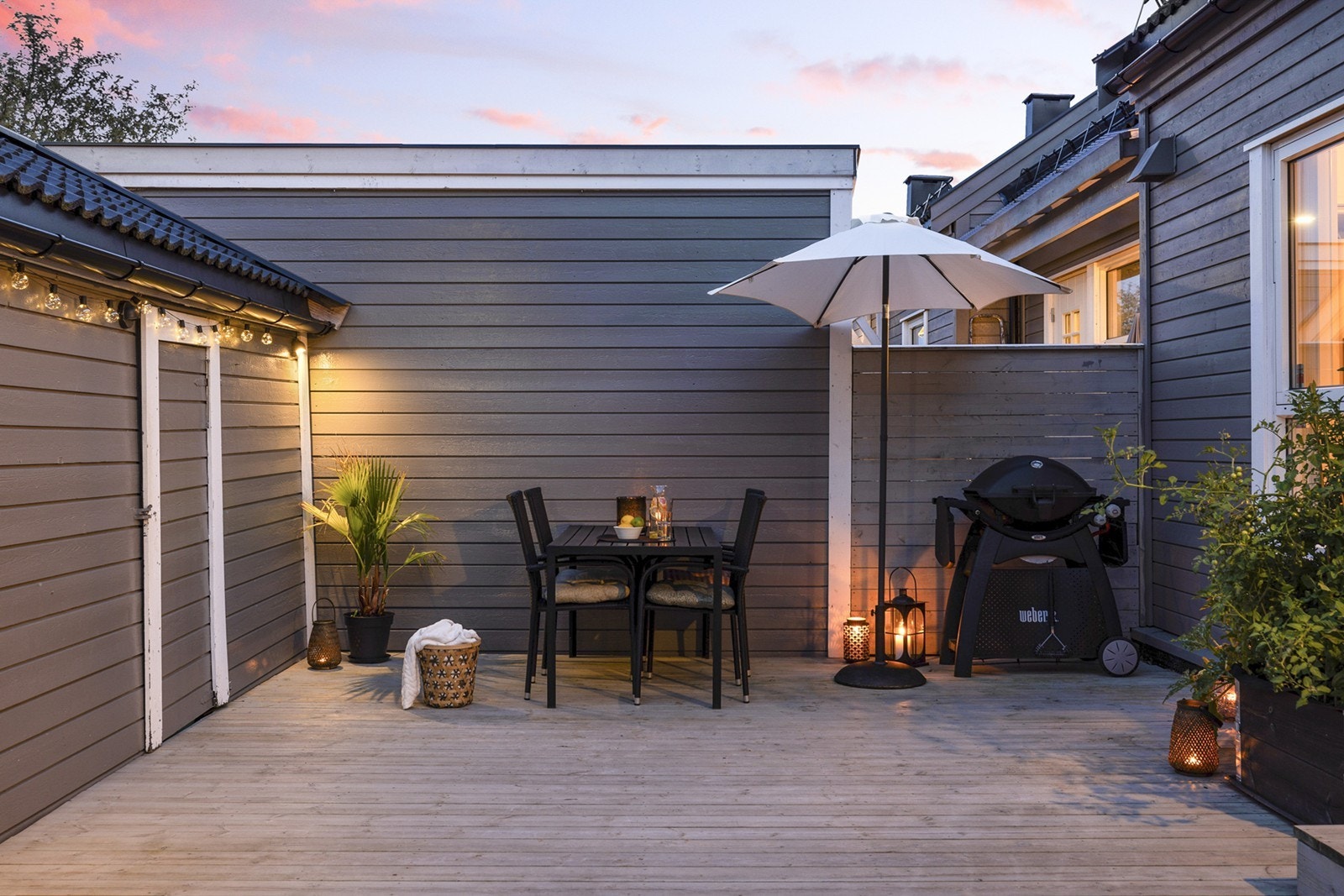 Her kan man skape en hyggelig uteplass med sittegruppe, spisebord og grill. Galleribilde