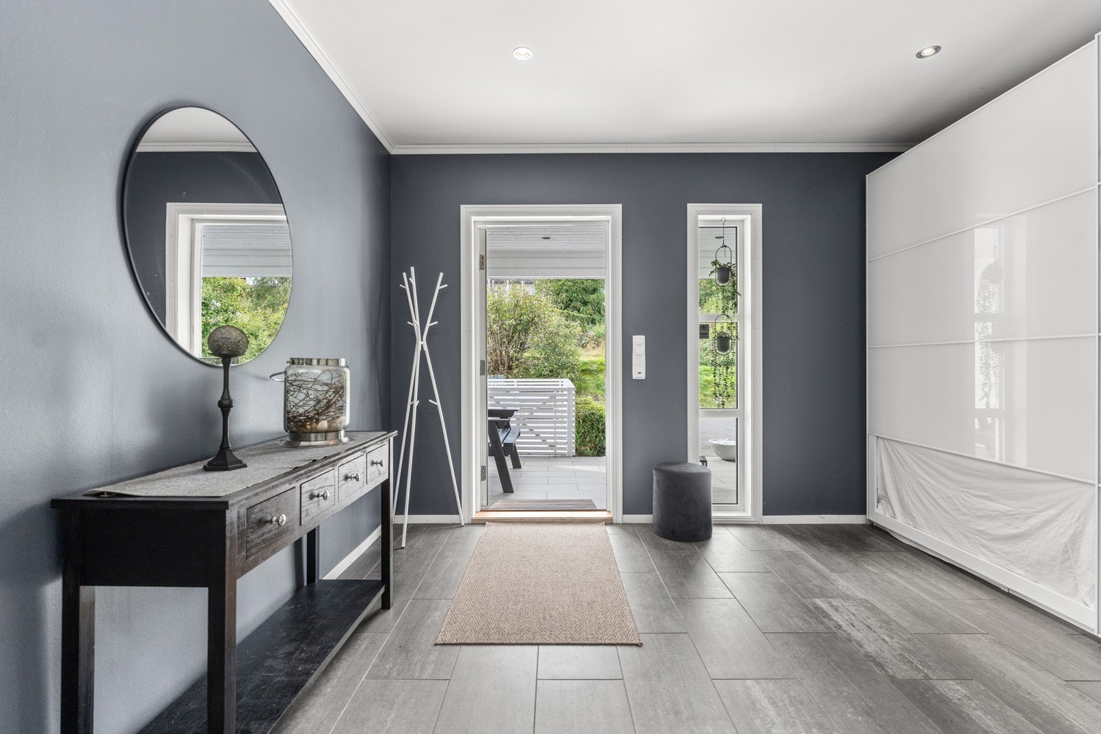 Velkommen inn! Godt med garderobeplass i vindfanget Galleribilde