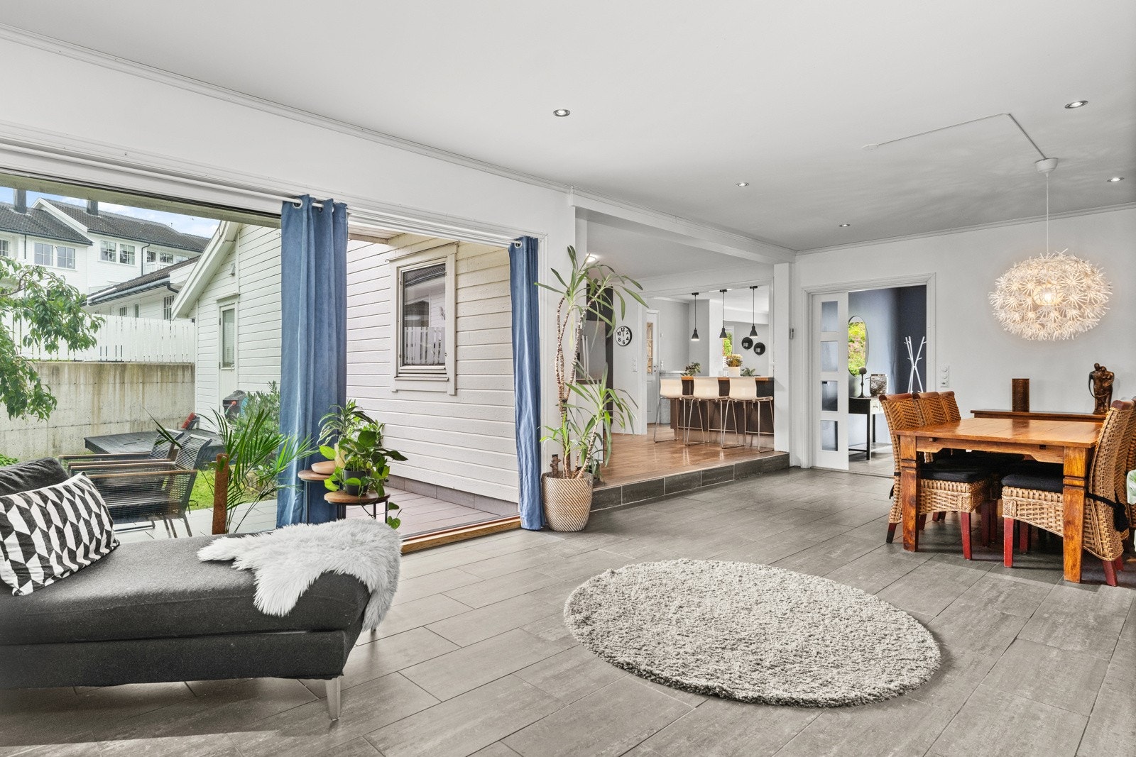 Fra vindfanget kommer man inn i en lys og fin stue/spisestue Galleribilde