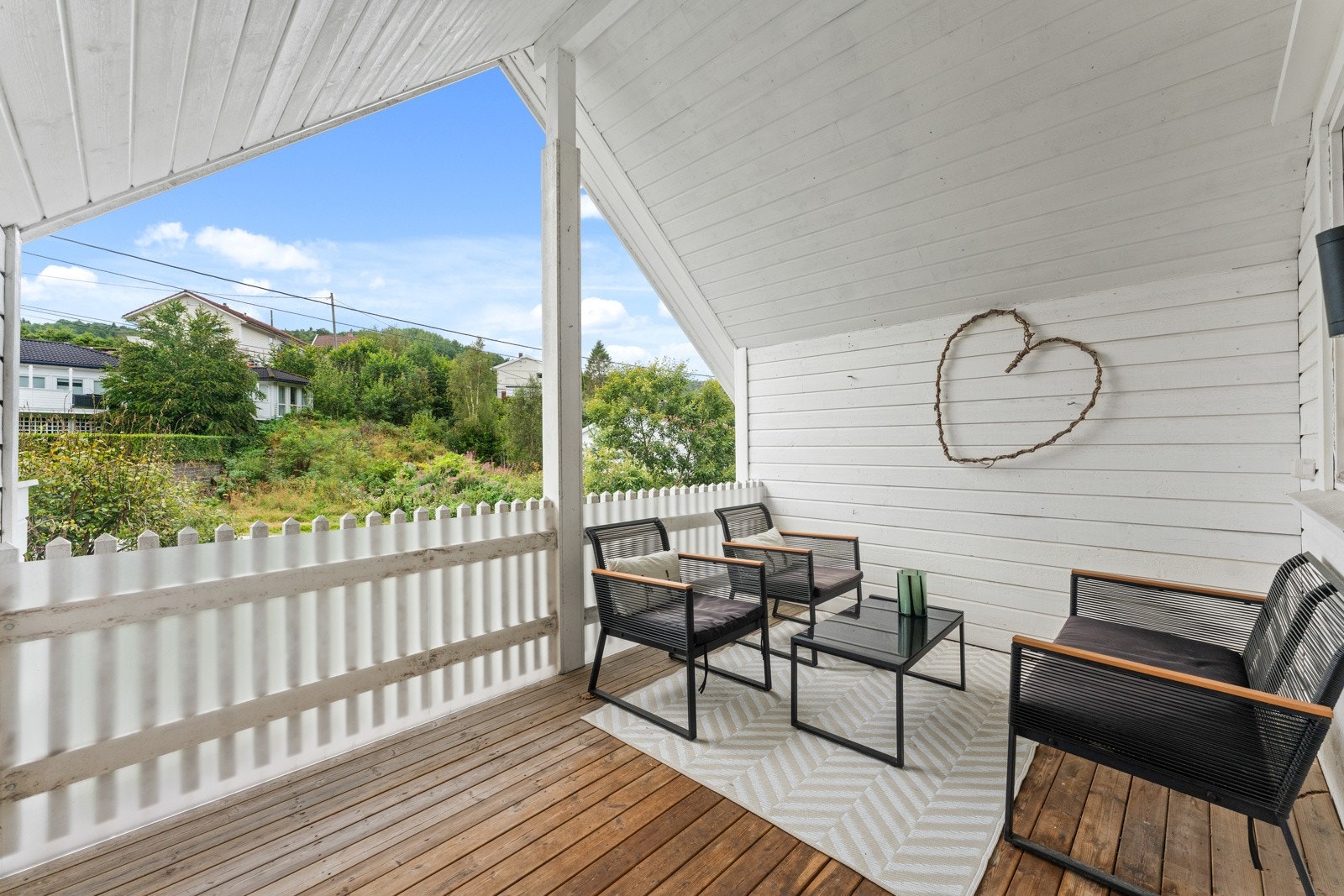 Hyggelig overbygd veranda med utgang fra loftstua Galleribilde