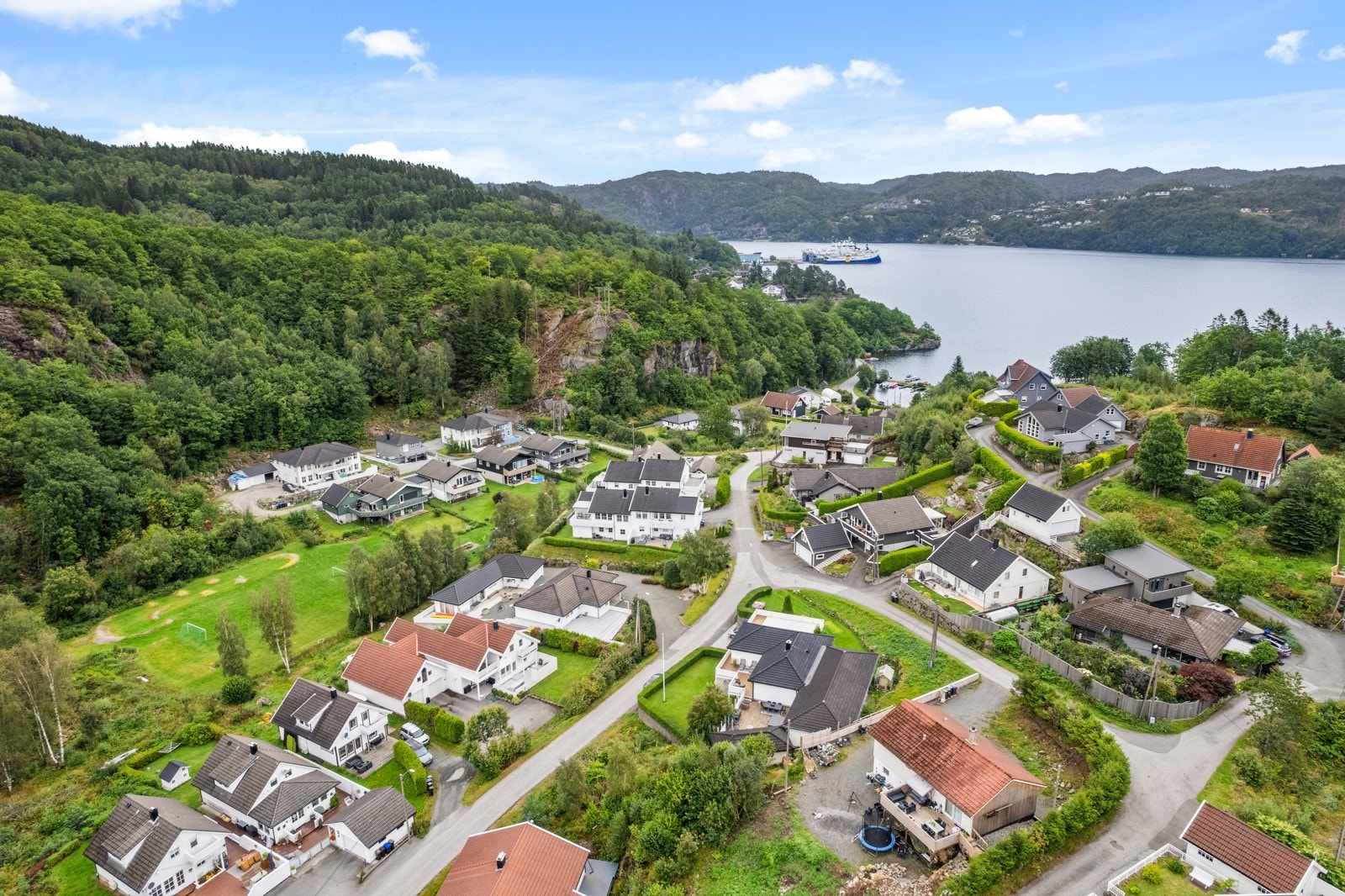 Fra eiendommen er det bare en kort spaserstur til sjøen Galleribilde