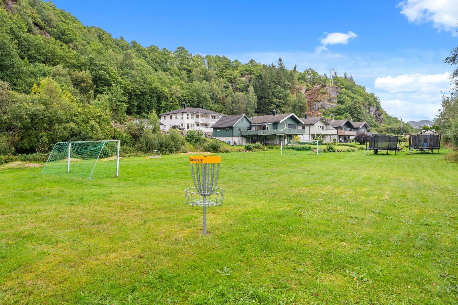 Lekeplass og fotballbane like bak boligen Galleribilde