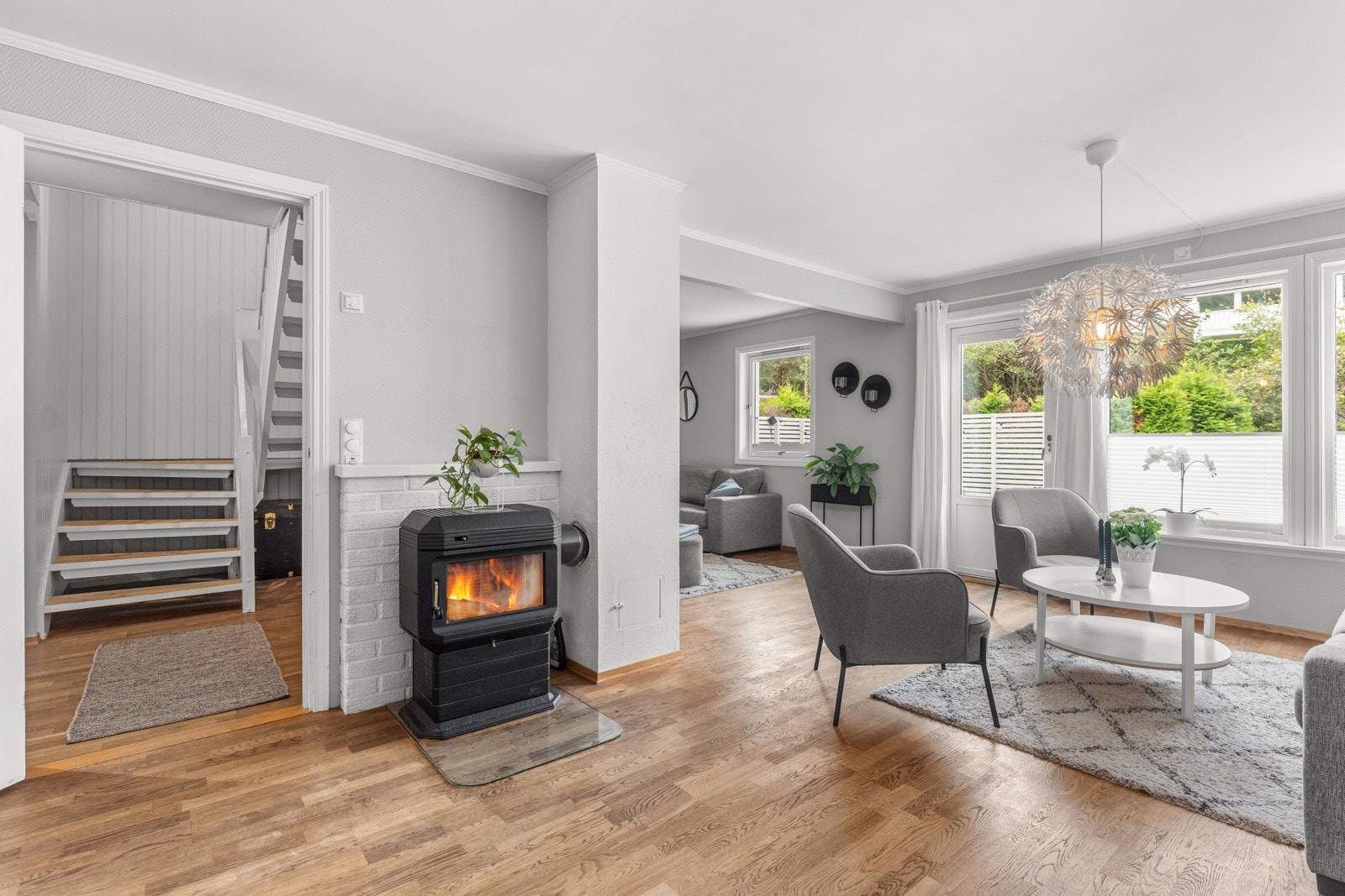 Godt med plass i stua som er naturlig inndelt med flere sittegrupper Galleribilde