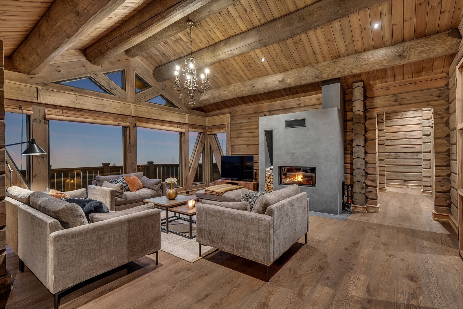 I stuen er det en koselig peis som gir en god og lun stemning. Galleribilde