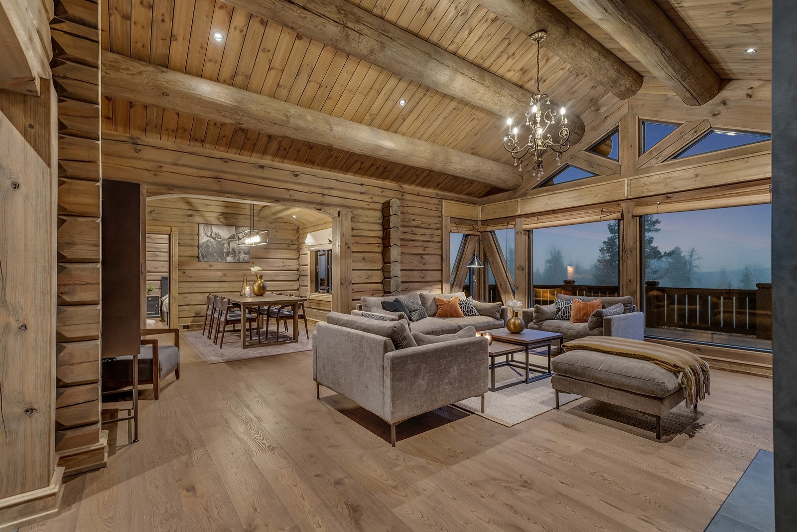 Veldig god takhøyde i oppholdsrommet. Galleribilde