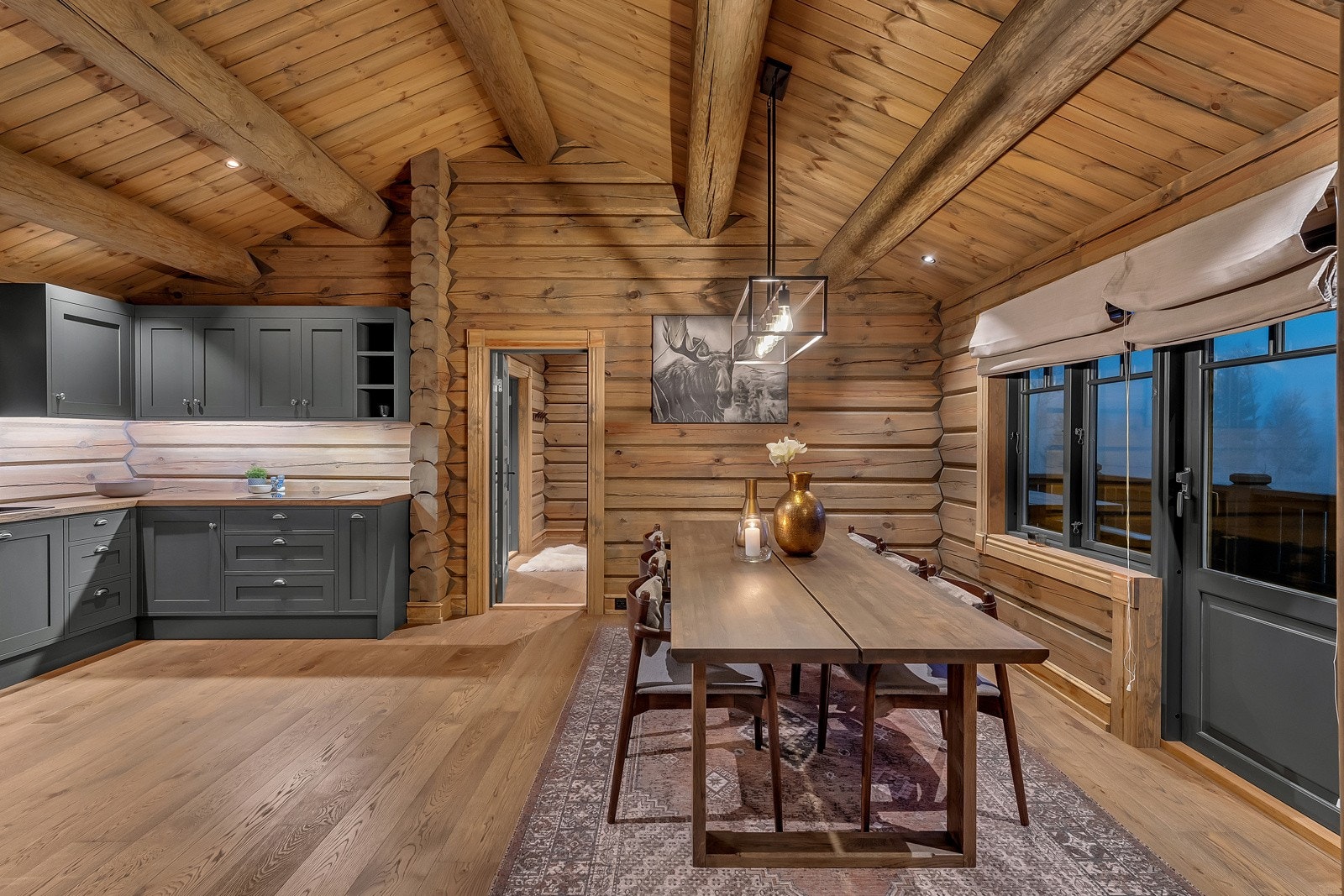 Spisestuen har god plass, her kan du nyte gode måltider med familie og venner. Galleribilde