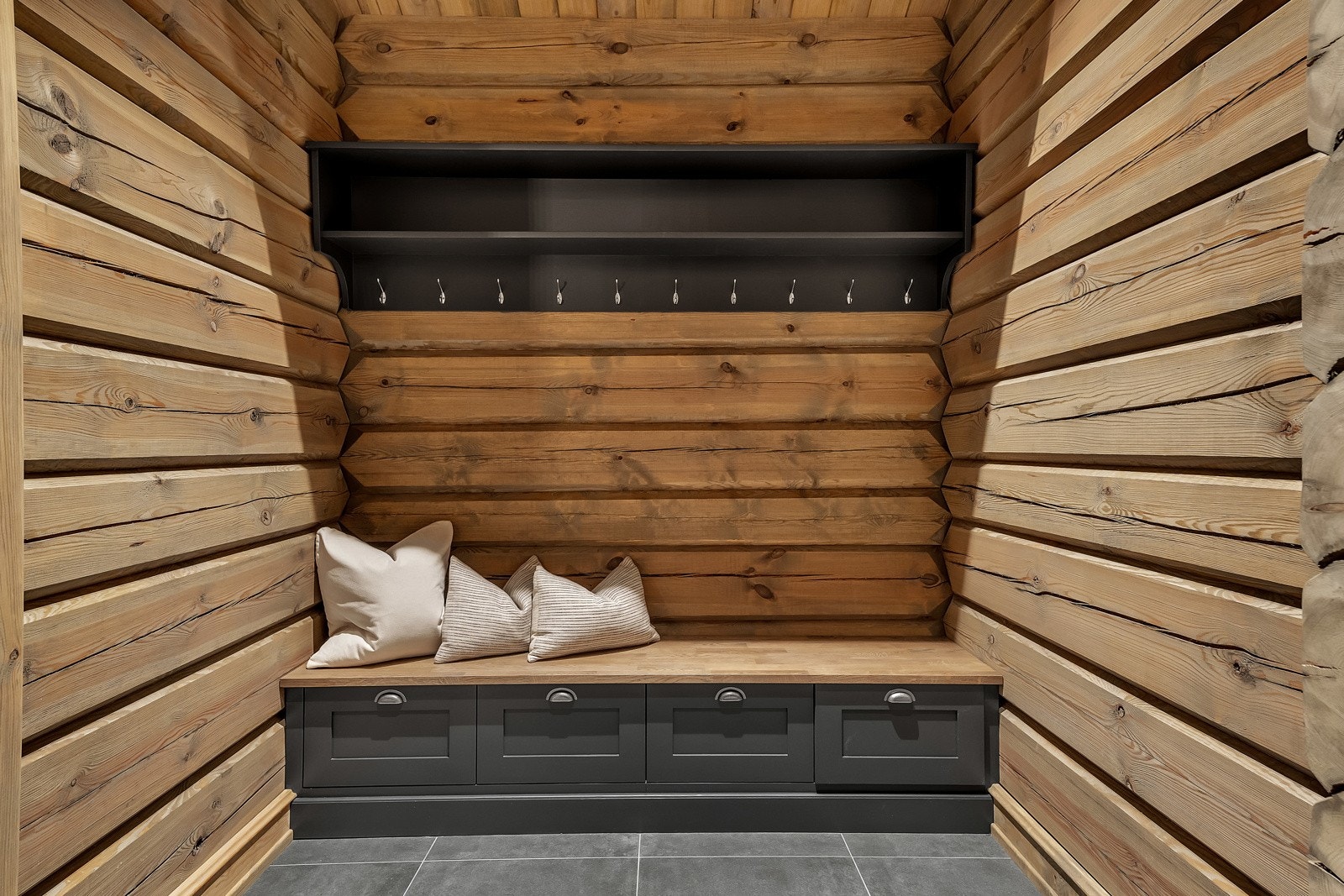 Her har du god plass til oppbevaring av diverse klær og sko til all slags vær! Galleribilde