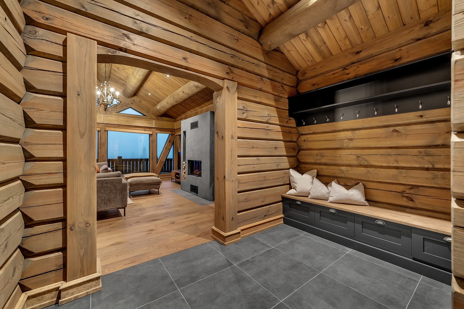 I tilknytning til entréen er det en flott gang som gir en hyggelig velkomst til hytta. Galleribilde