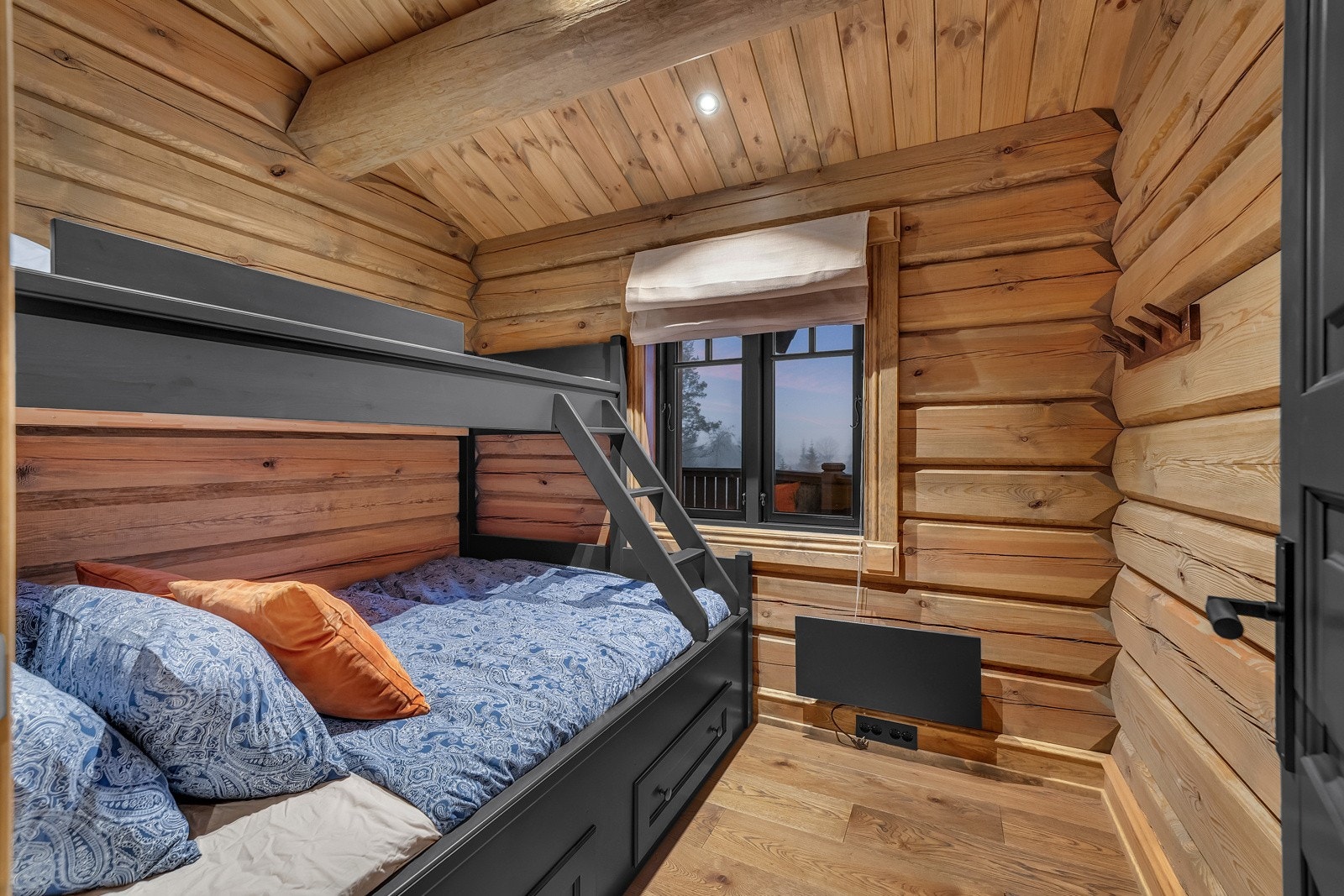 Det er totalt 4 soverom. Galleribilde