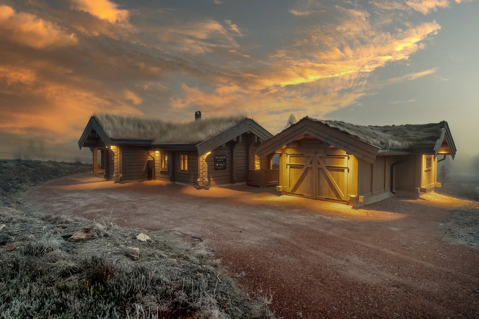 Hytte fra 2022 med tilhørende garasje. Stor gruslagt plass. Galleribilde