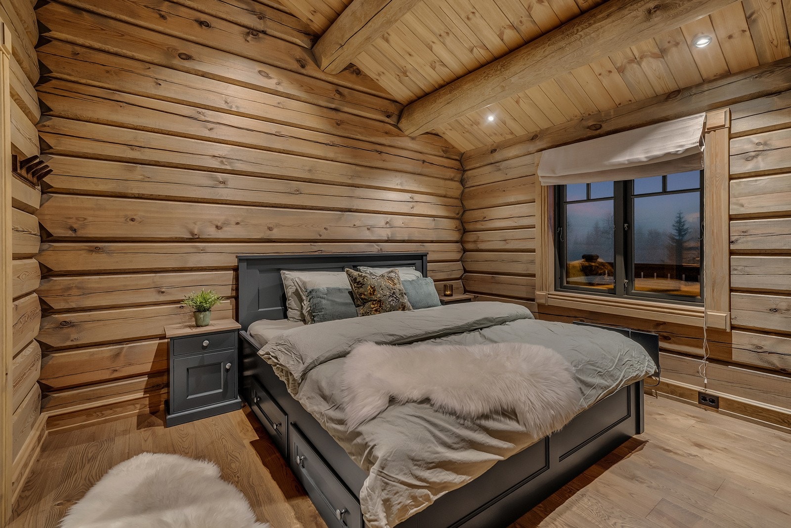 Hovedsoverommet har god plass til dobbeltseng og tilhørende soveromsmøbler. Galleribilde