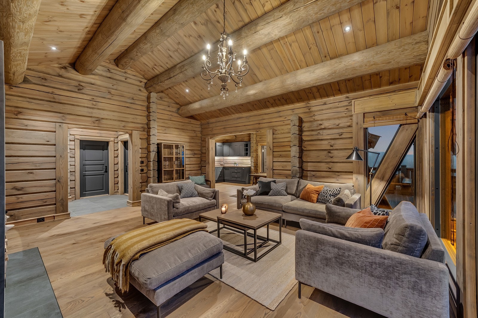 Oppholdsrommet med godt plass til trivelige aktiviteter som brettspill, lesing, media og hyggelig selskap. Galleribilde