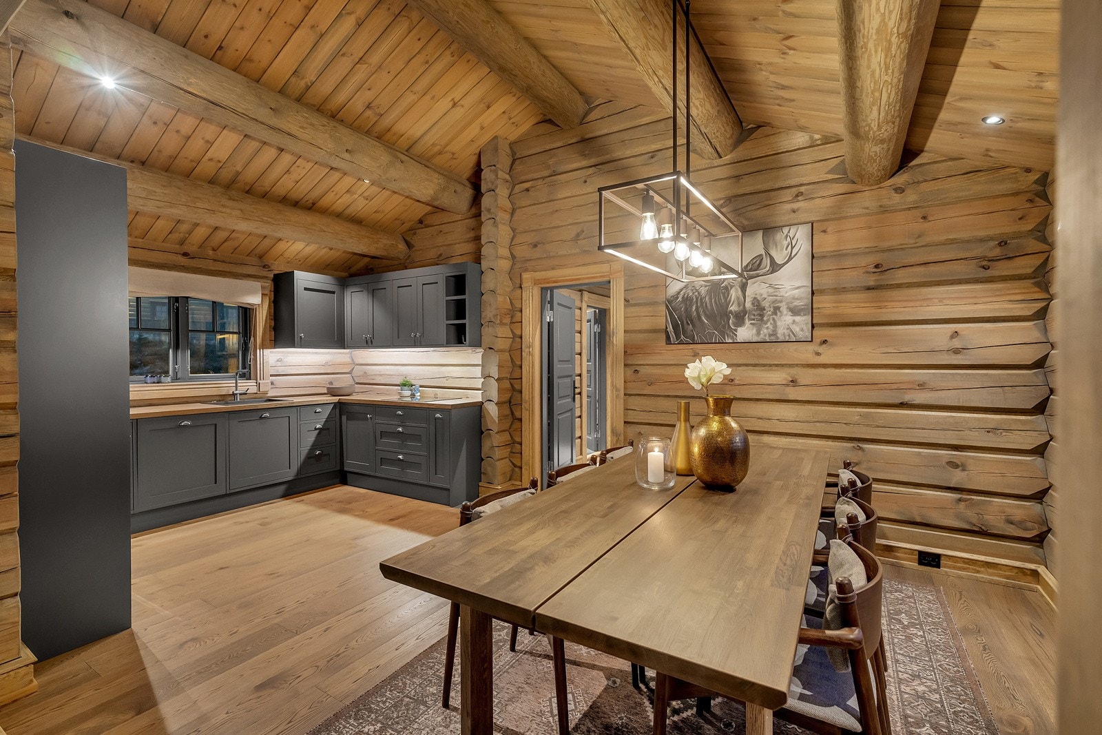 Spisestuen er et naturlig skille mellom kjøkken og oppholdsrommet. Galleribilde