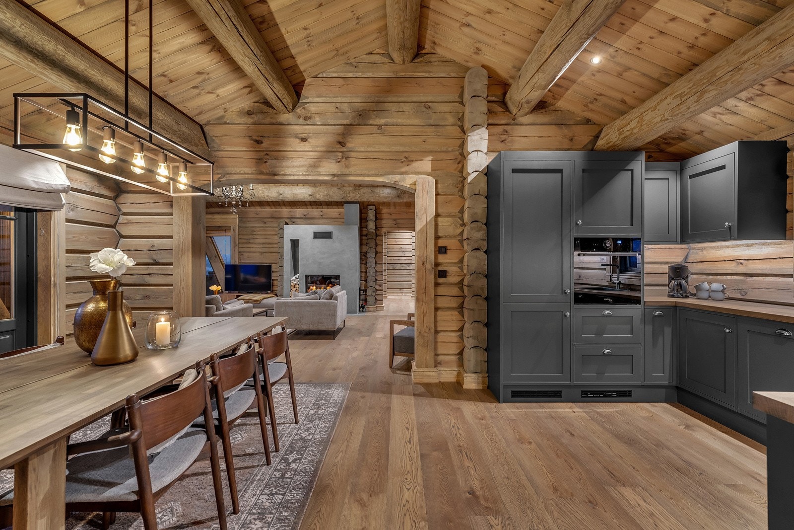 Stort og romslig kjøkken med tilhørende spisestue. Galleribilde