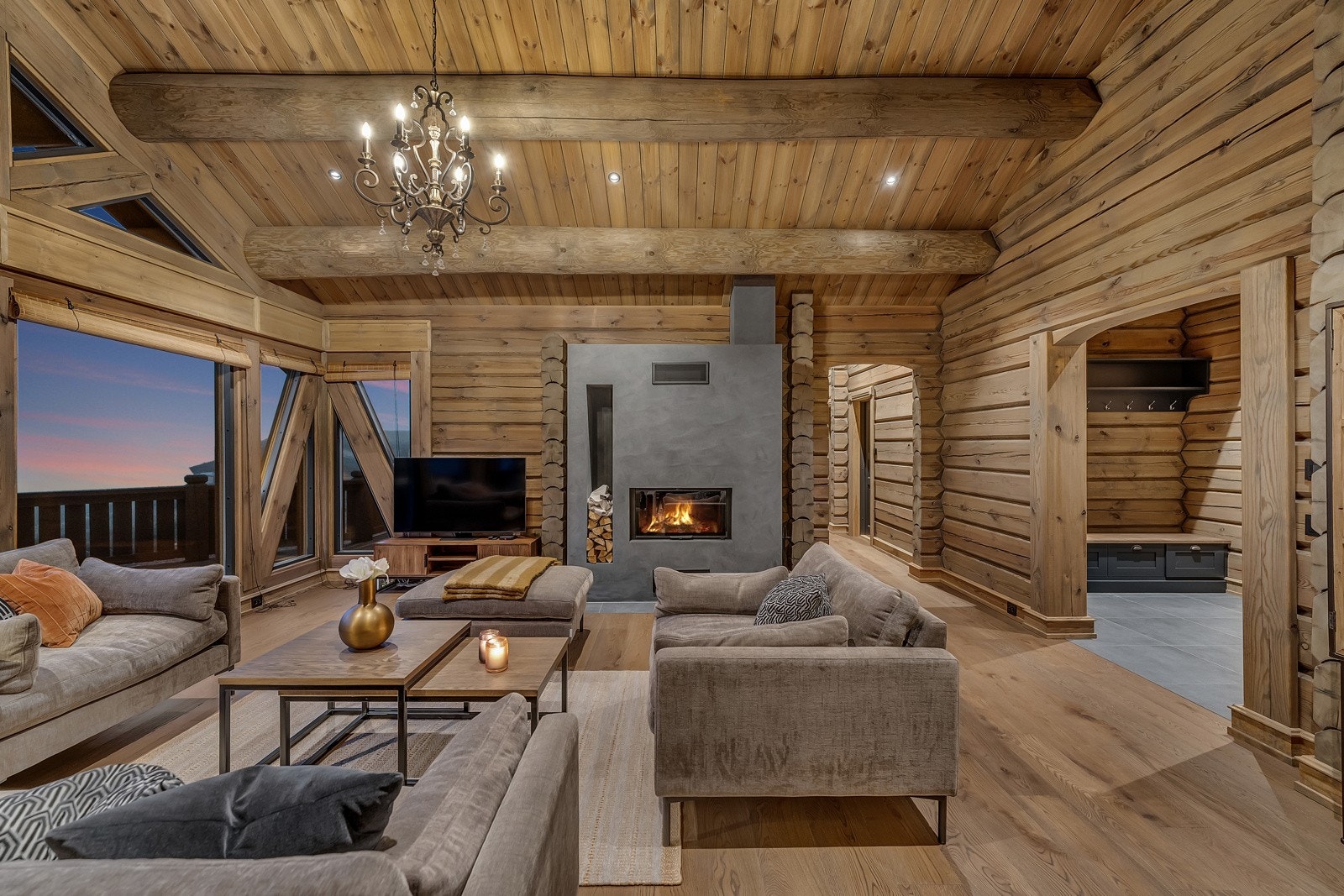 Romslig stue hvor man kan slappe av etter en vinterdag ute i skiløypa eller en koselig spasertur i marka. Galleribilde