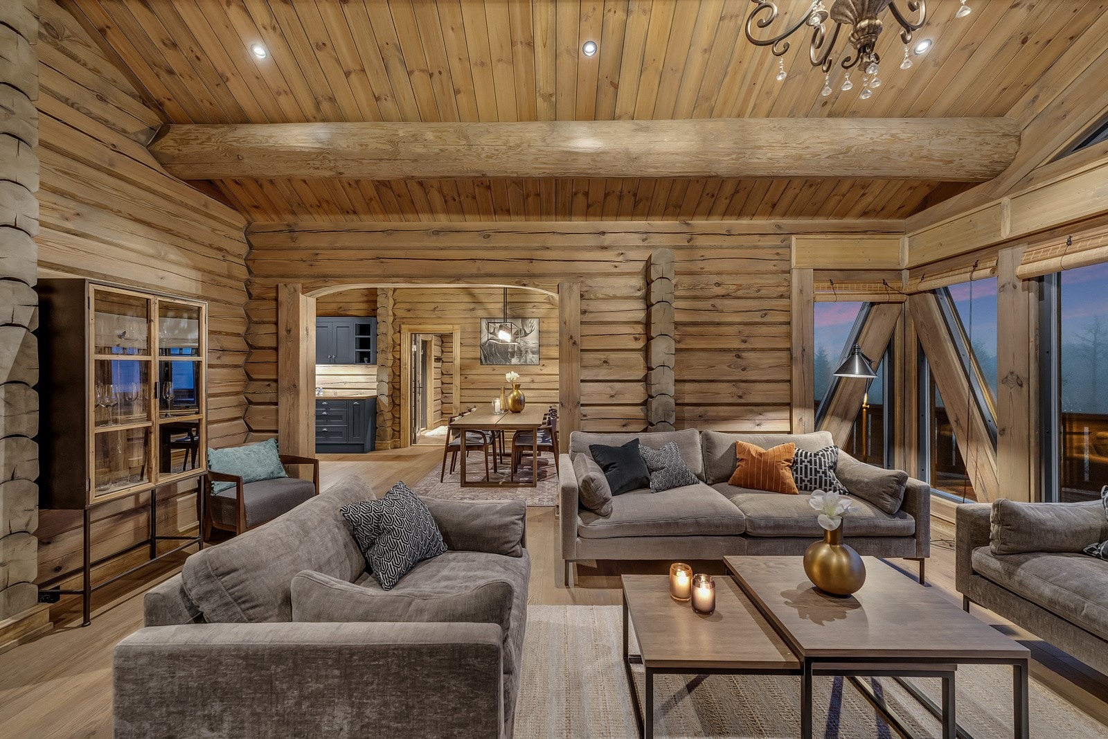 Koselig stue med god plass til sosiale sammenkomster med familie og venner. Galleribilde