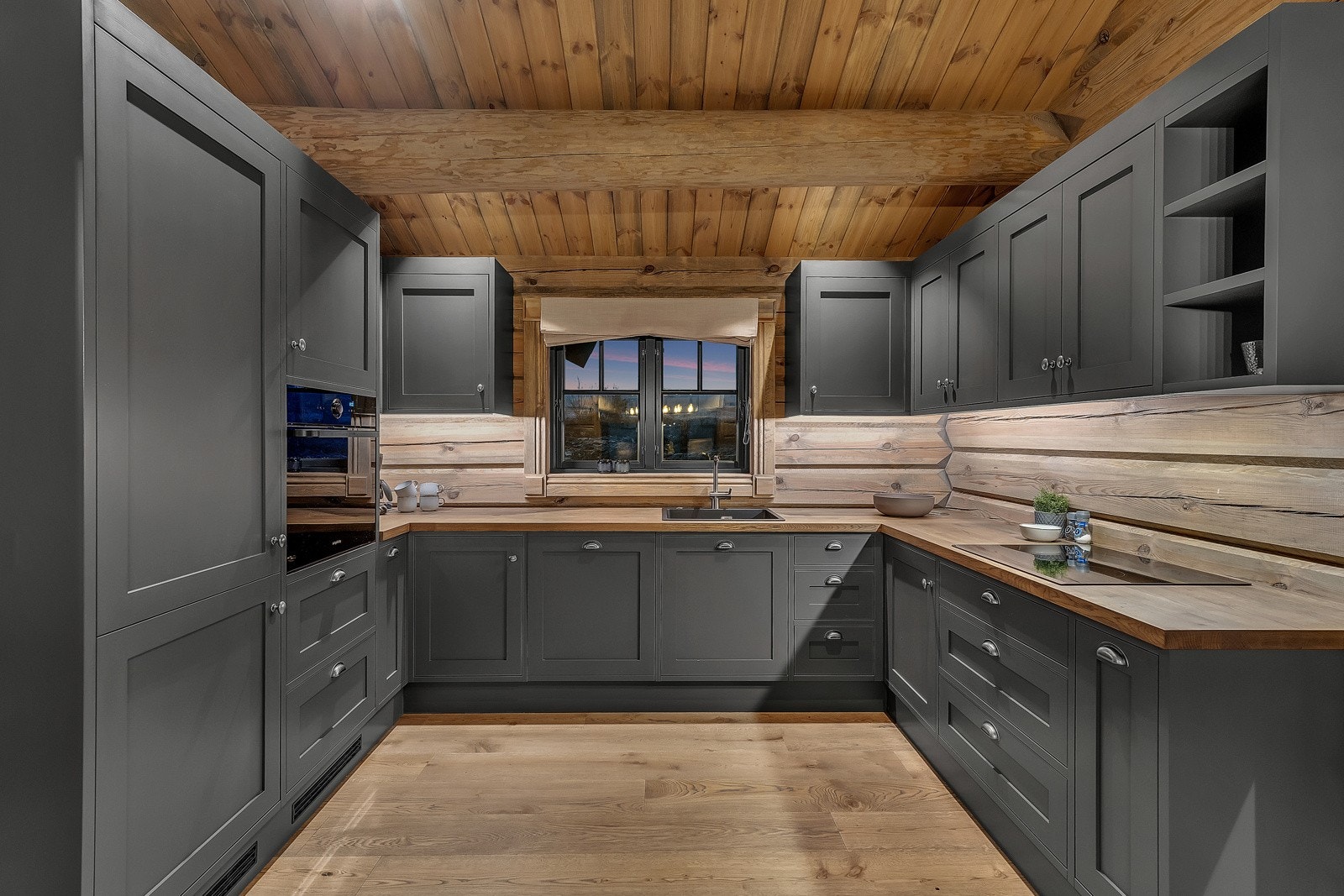 Kjøkkenet bærer preg av et moderne utseende, her har du god plass til oppbevaring av diverse kjøkkenutstyr. Galleribilde