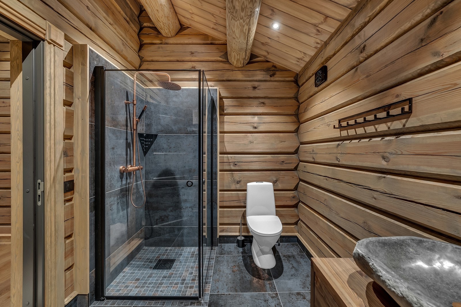 Badet ineholder servant, toalett og dusj. Galleribilde