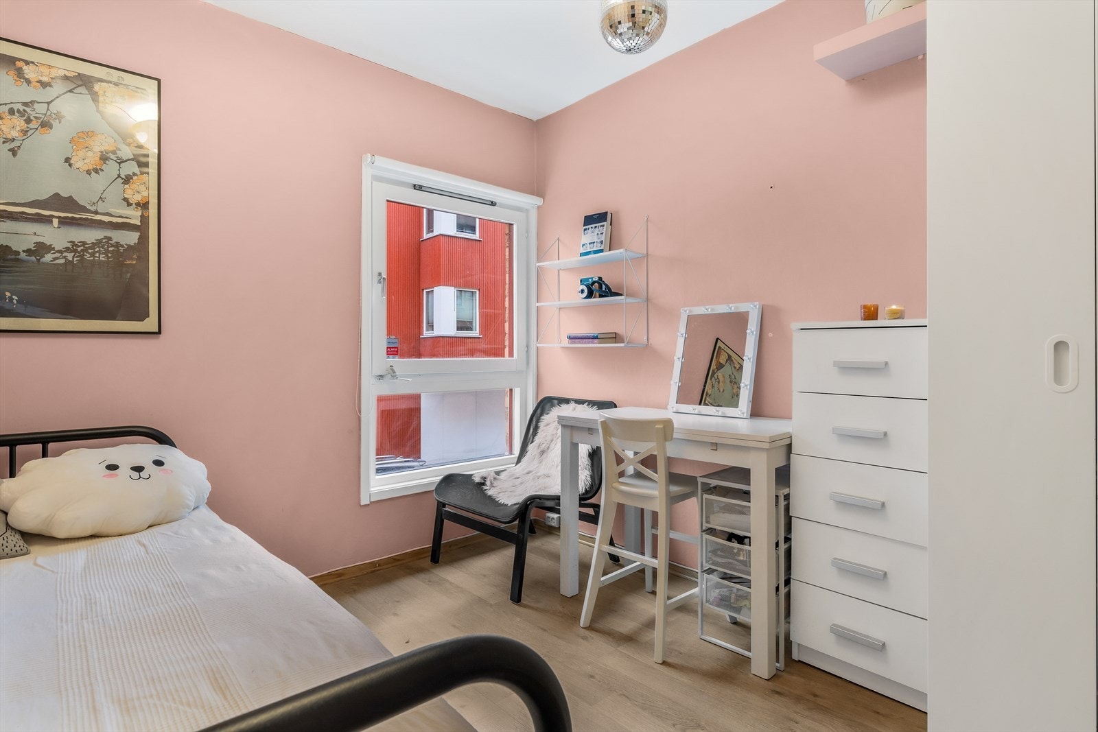 Rommet brukes i dag som barnerom, men kan fint benyttes som hjemmekontor eller gjesterom. Galleribilde