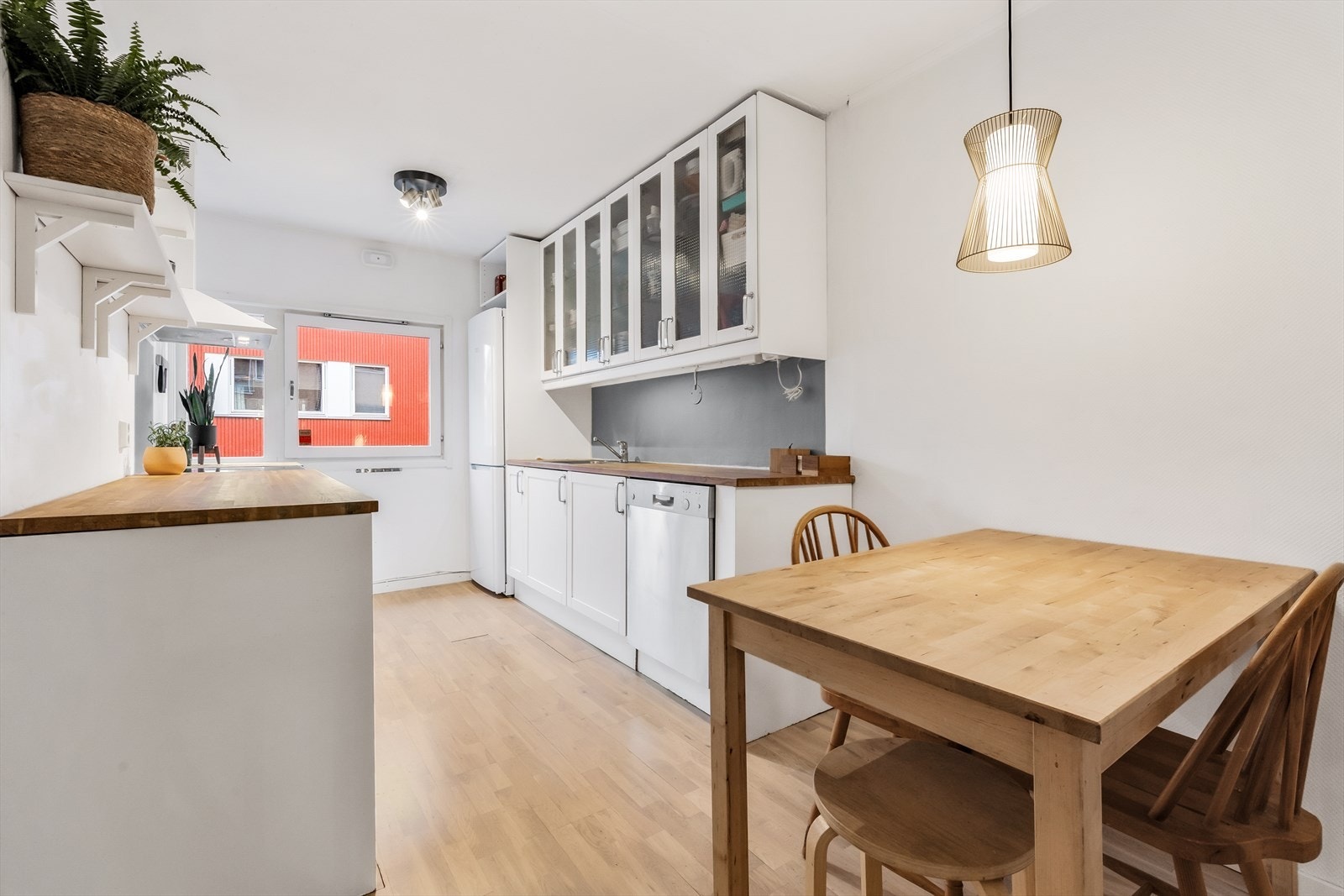 Stort kjøkken med god skap -og benkeplass. Kjøkkenet består av profilerte hvite fronter, oppvaskmaskin, kjøleskap og komfyr. Galleribilde