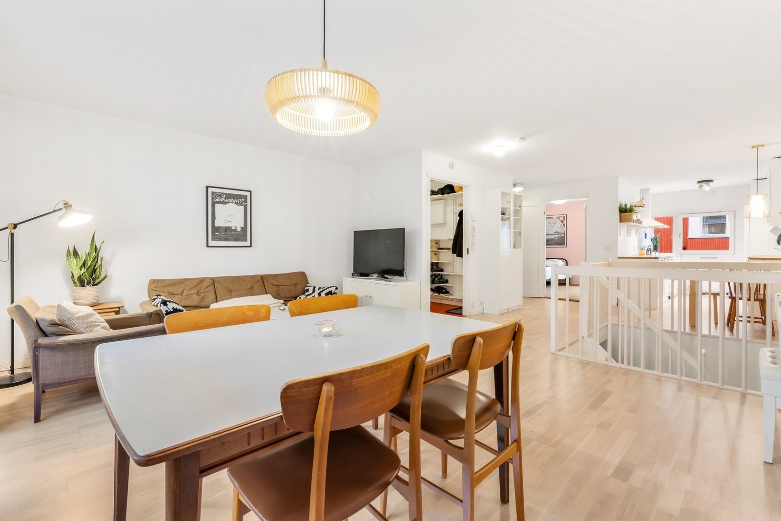 Stuen er gjennomgående med lyse overflater og naturlig oppdeling av soner. Galleribilde