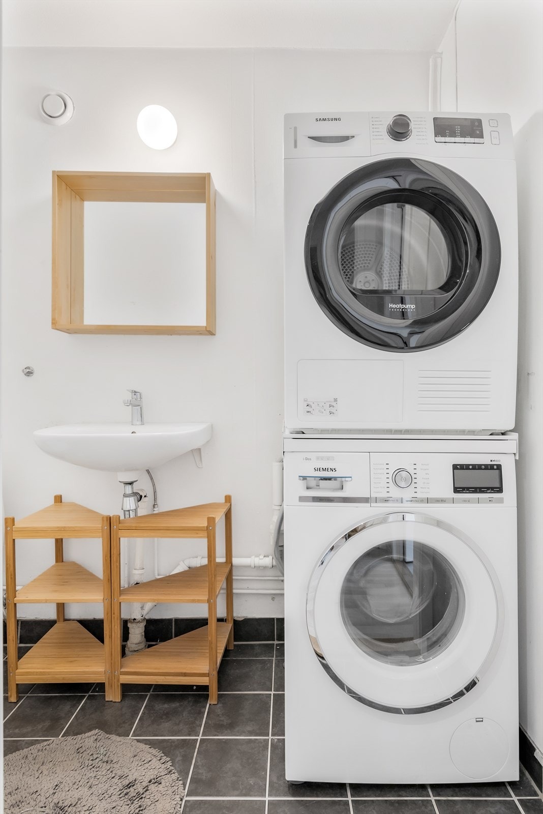 Wc i u. etasje brukes i dag som vaskerom. Her har du god plass til både vaske -og tørketrommel. Galleribilde