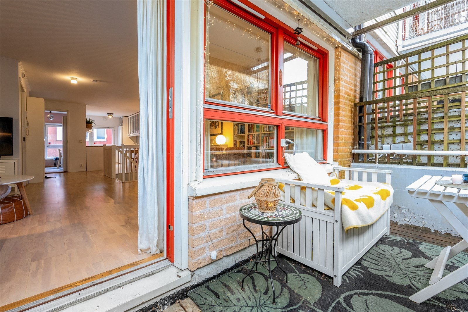 På balkongen har du god plass til det du ønsker av utemøblement. Galleribilde