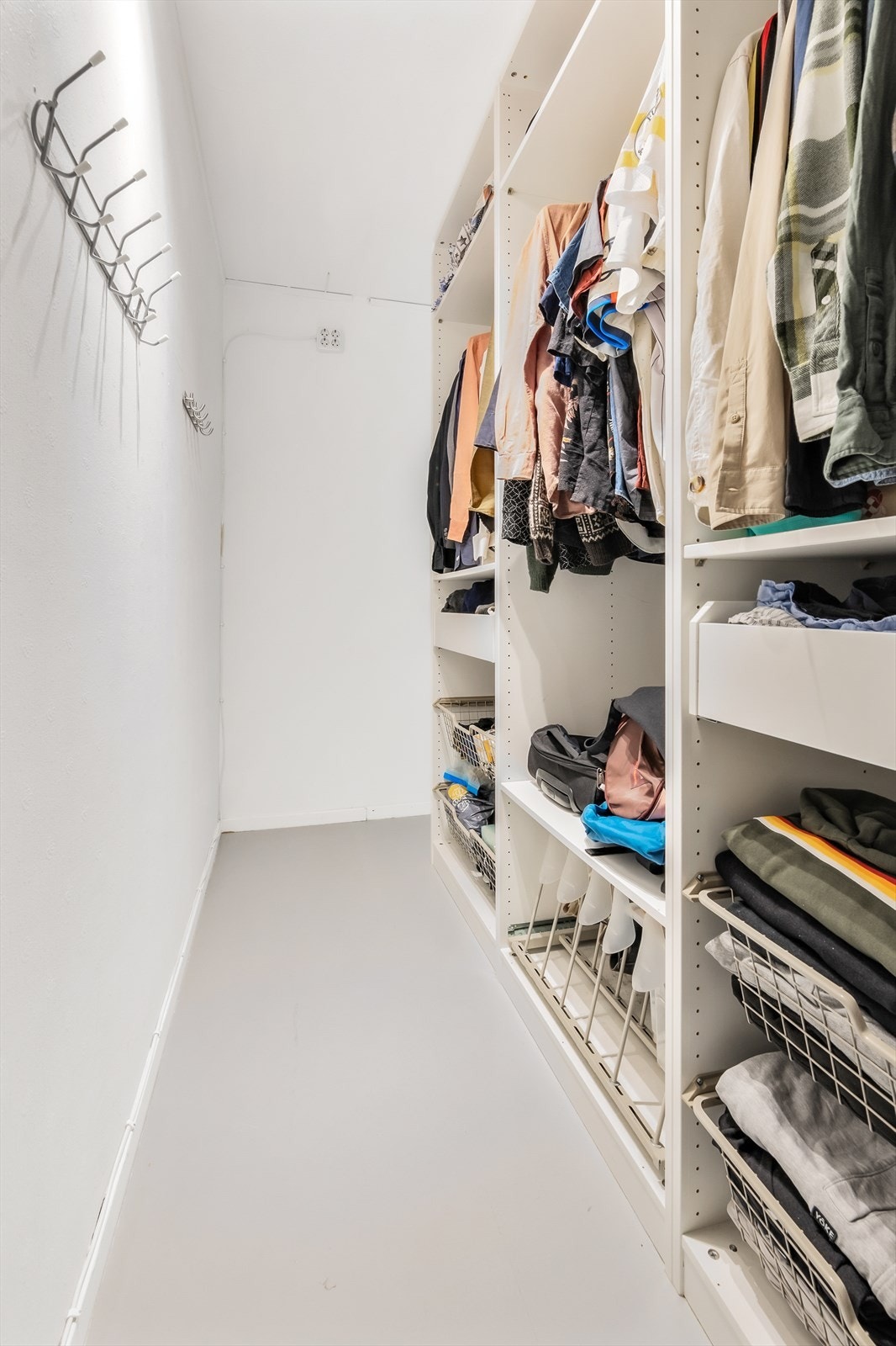 Bak sengen har du et garderobeskap med plass til mye klær. Galleribilde