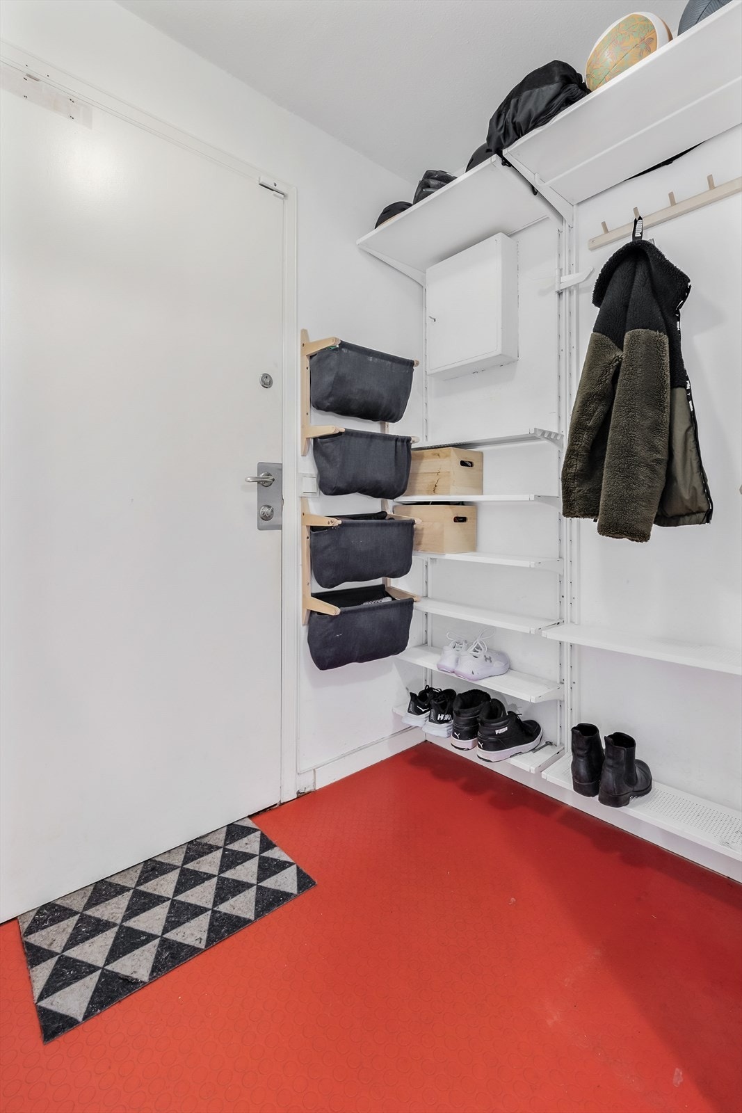 Velkommen inn! Praktisk entre med god plass til å sette fra seg sko og henge fra seg yttertøy. Slitesterkt gulv i gangen som tåler alle årstider. Galleribilde