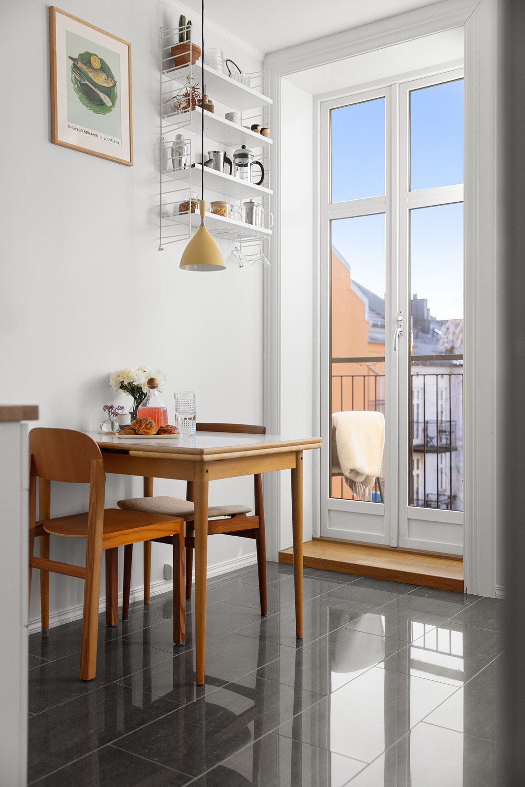 Kjøkkenet ligger i et eget rom, og har en koselig spiseplass ved utgangen til balkongen. Galleribilde