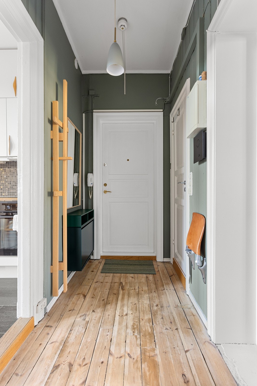 Leiligheten disponerer en trappebod på ca. 3 m² samt en kjellerbod på ca. 5,2 m². Galleribilde