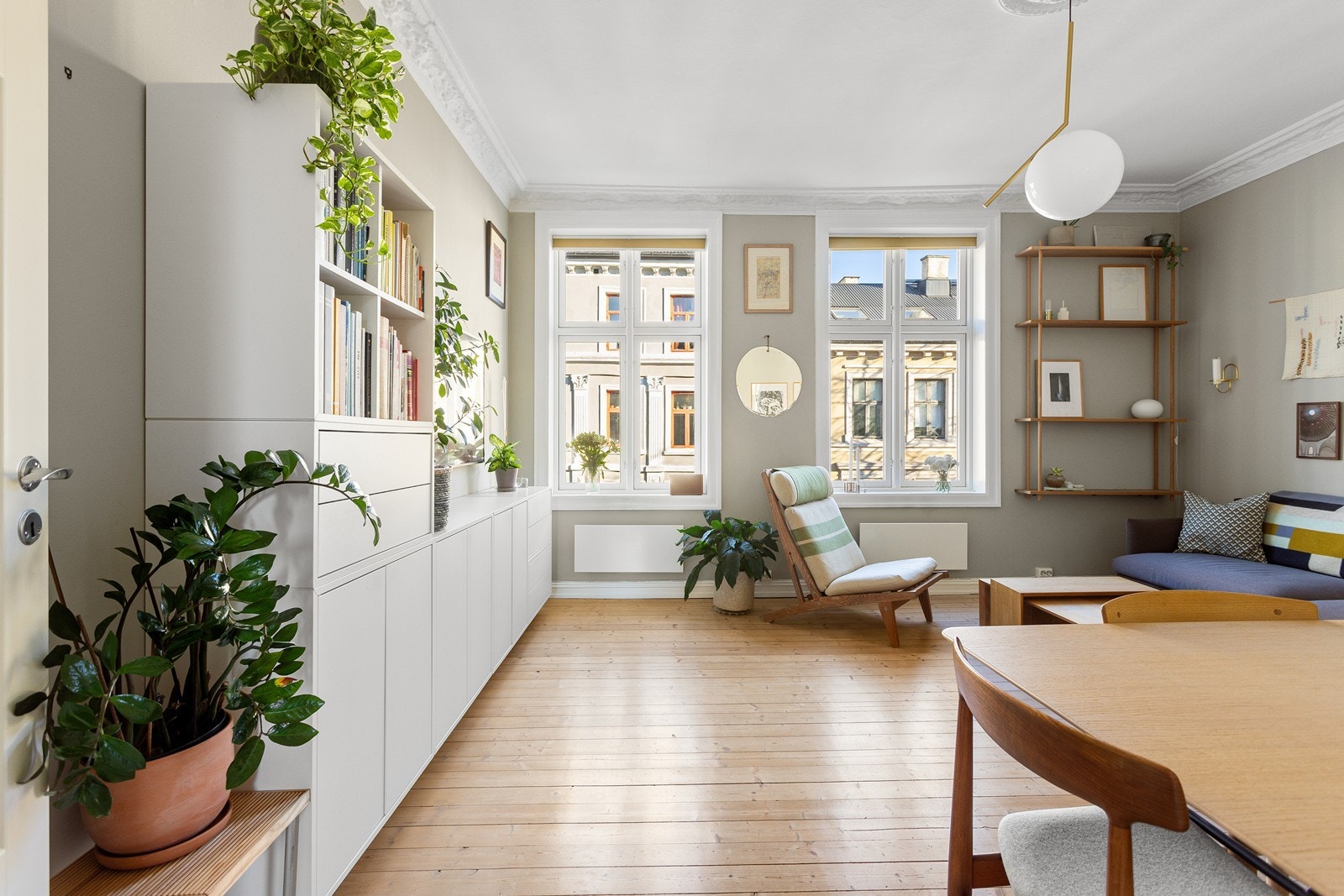 Stuen har to store vindusflater som tilfører rommet rikelig med lys. Planløsningen er gjennomgående. Galleribilde