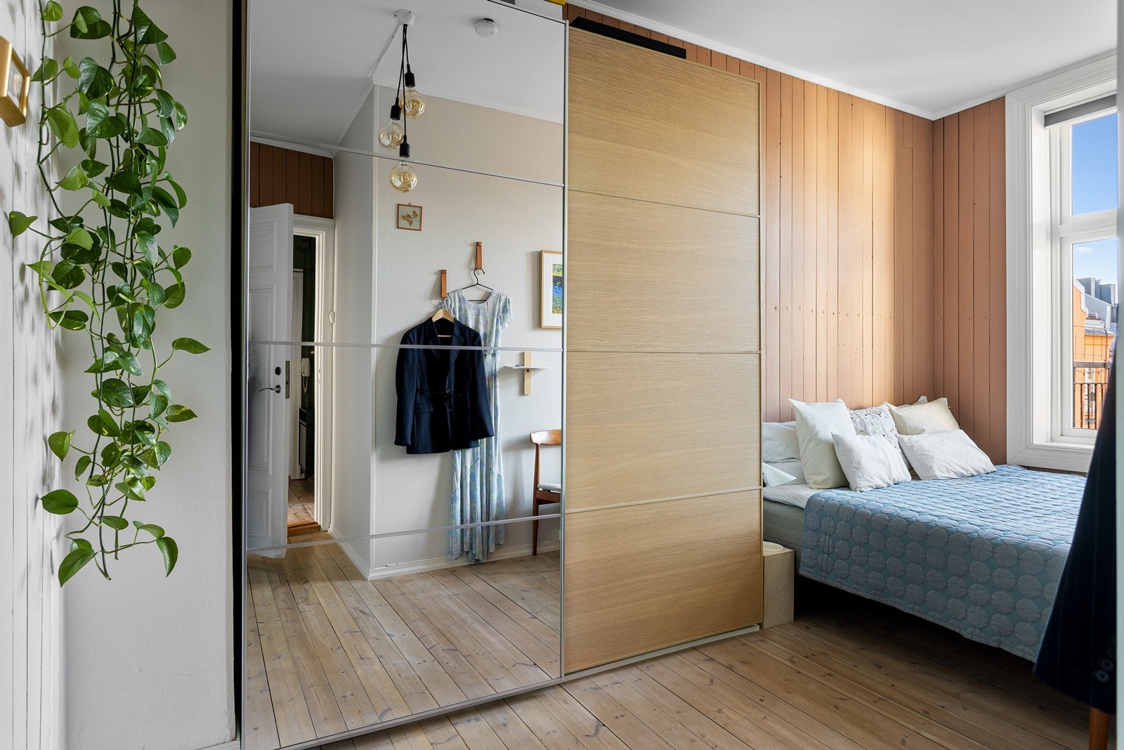 Stor skyvedørsgarderobe gir god lagringsplass. Galleribilde