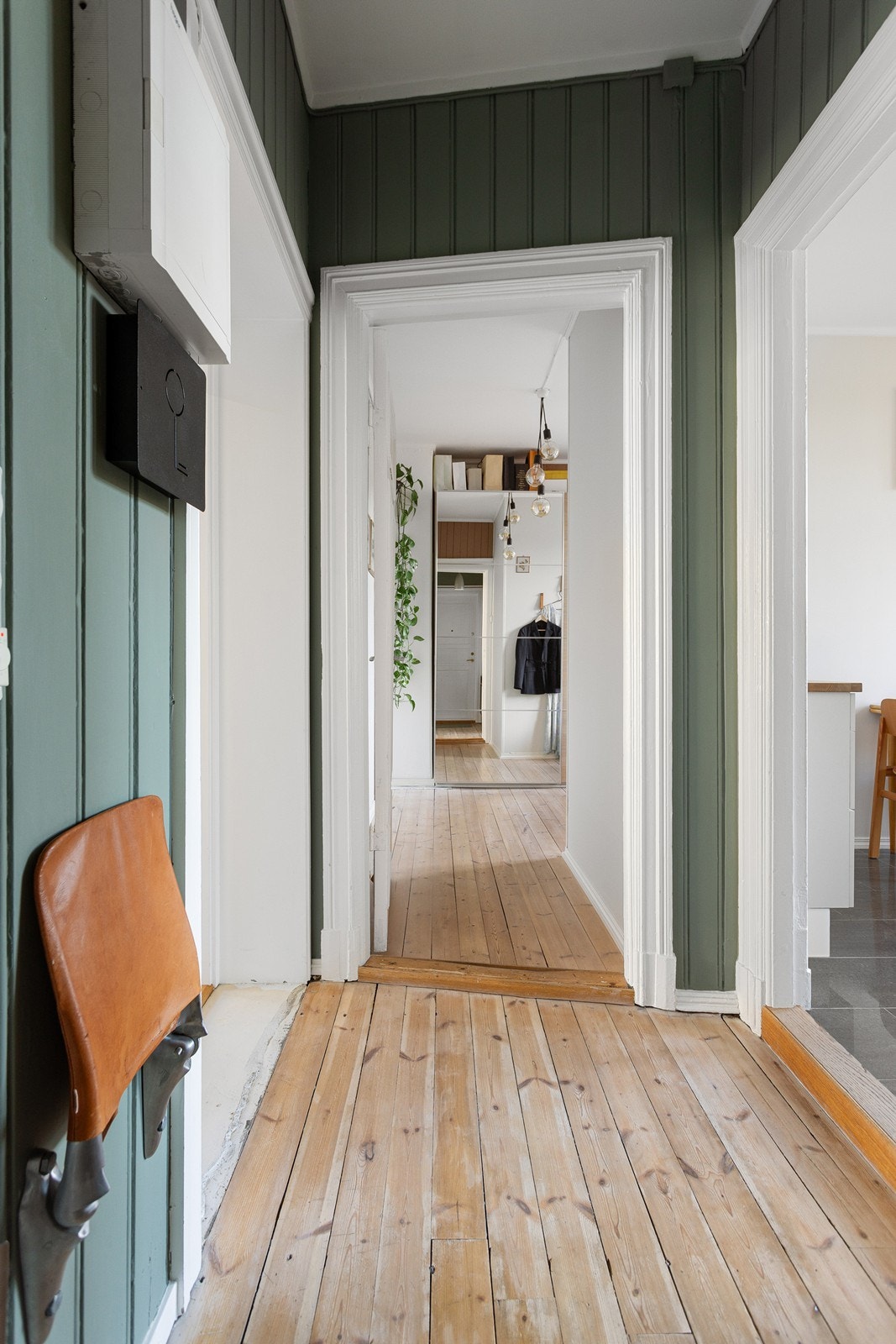 Hyggelig entré med en praktisk veggstol. Galleribilde