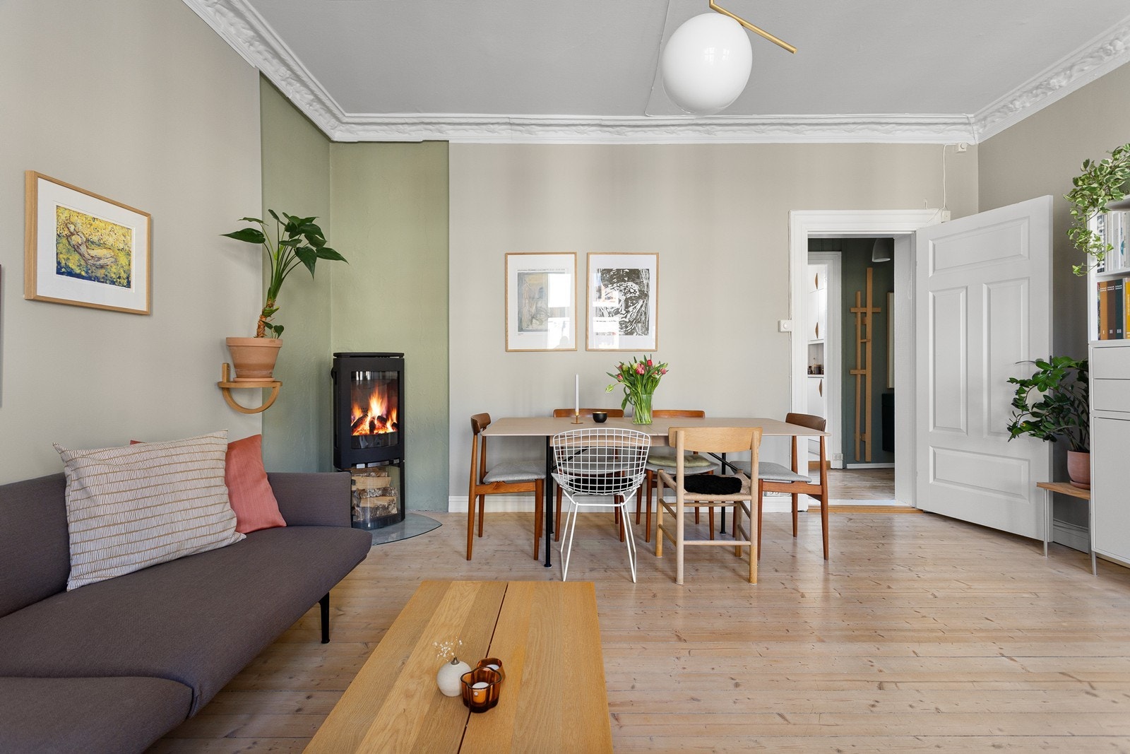 I stuen er det god plass til sofaløsning og spisebord. Galleribilde