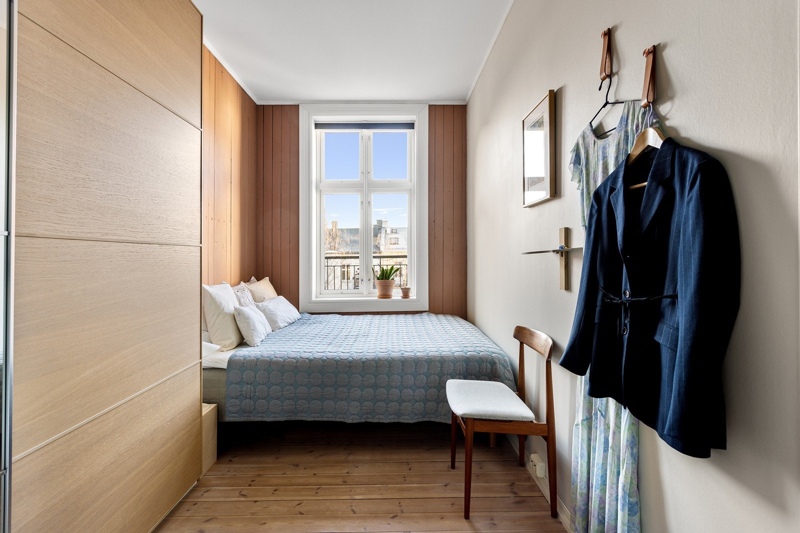 Soverommet vender mot rolig bakhage og er av god størrelse. Galleribilde