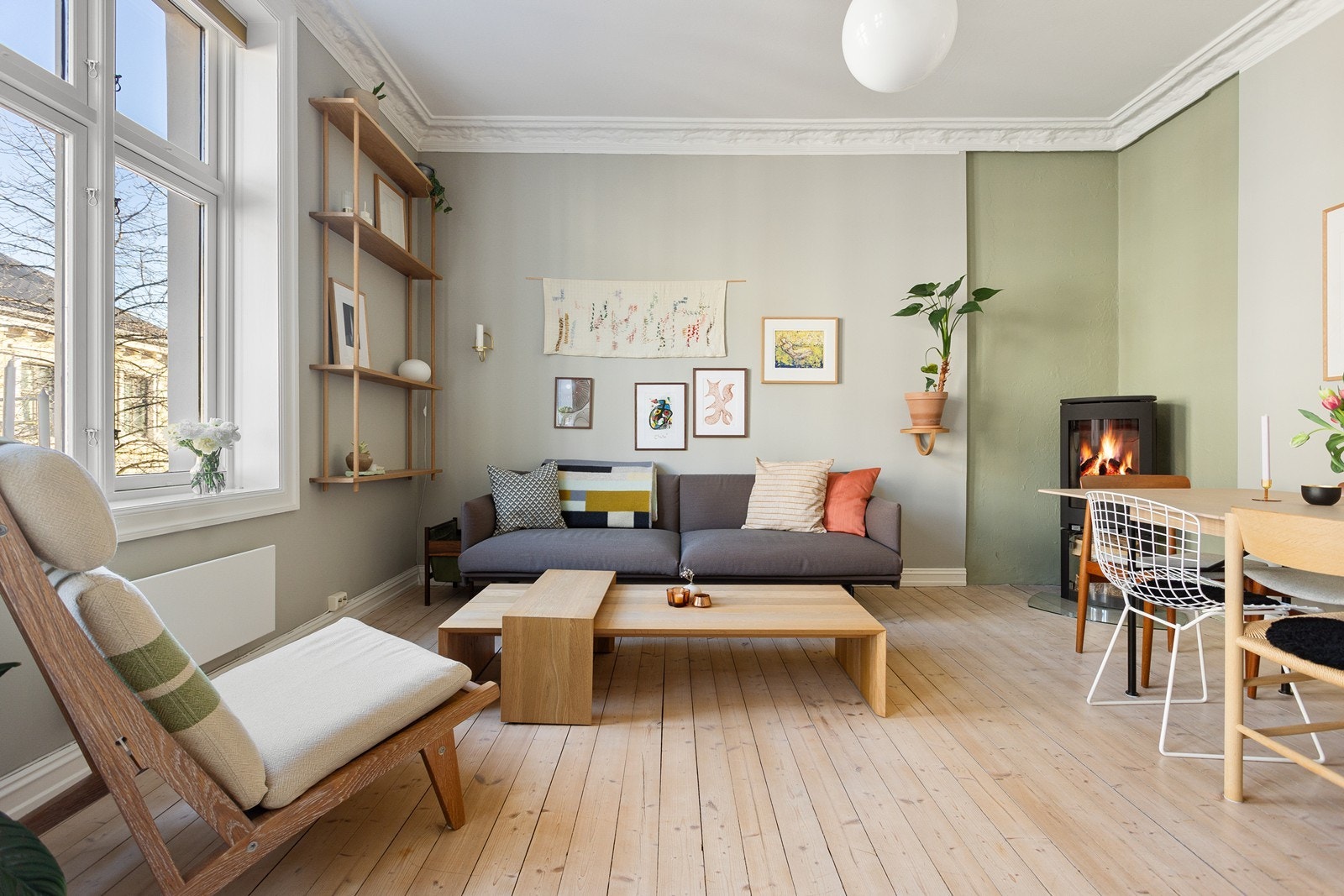 Innvendig oppleves boligen som luftig og tiltalende med god takhøyde, store vinduer og en gjennomgående planløsning. Galleribilde