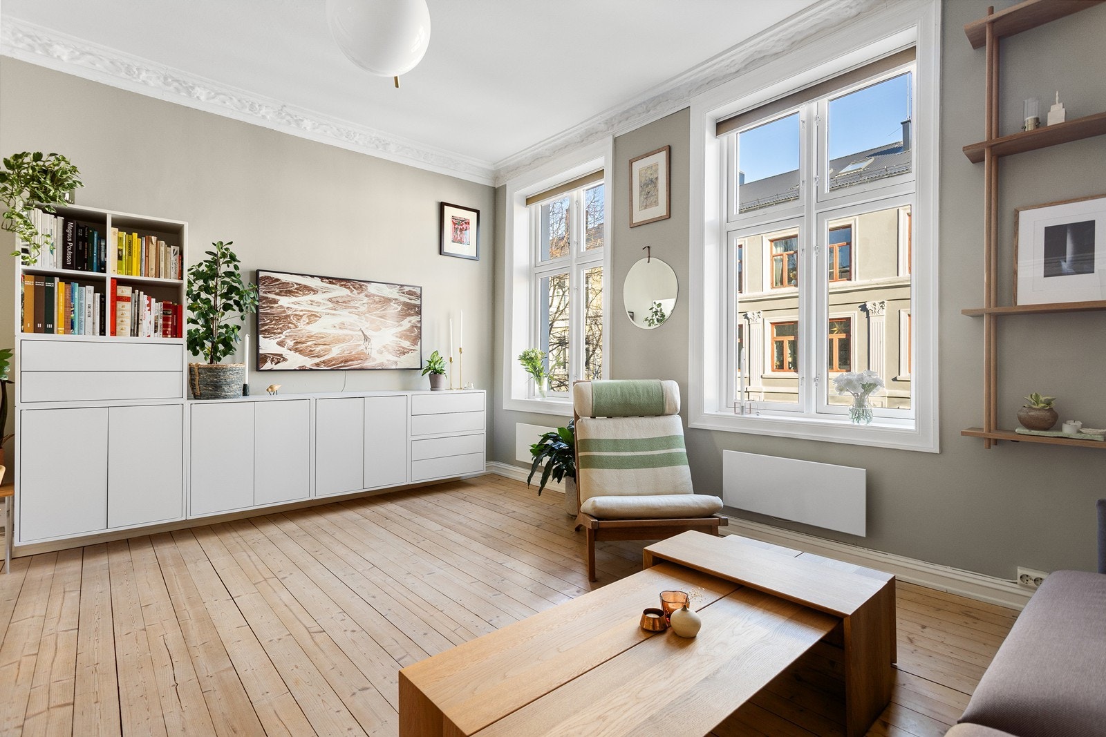 De klassiske detaljene som tregulv og stukkatur er bevart. Galleribilde