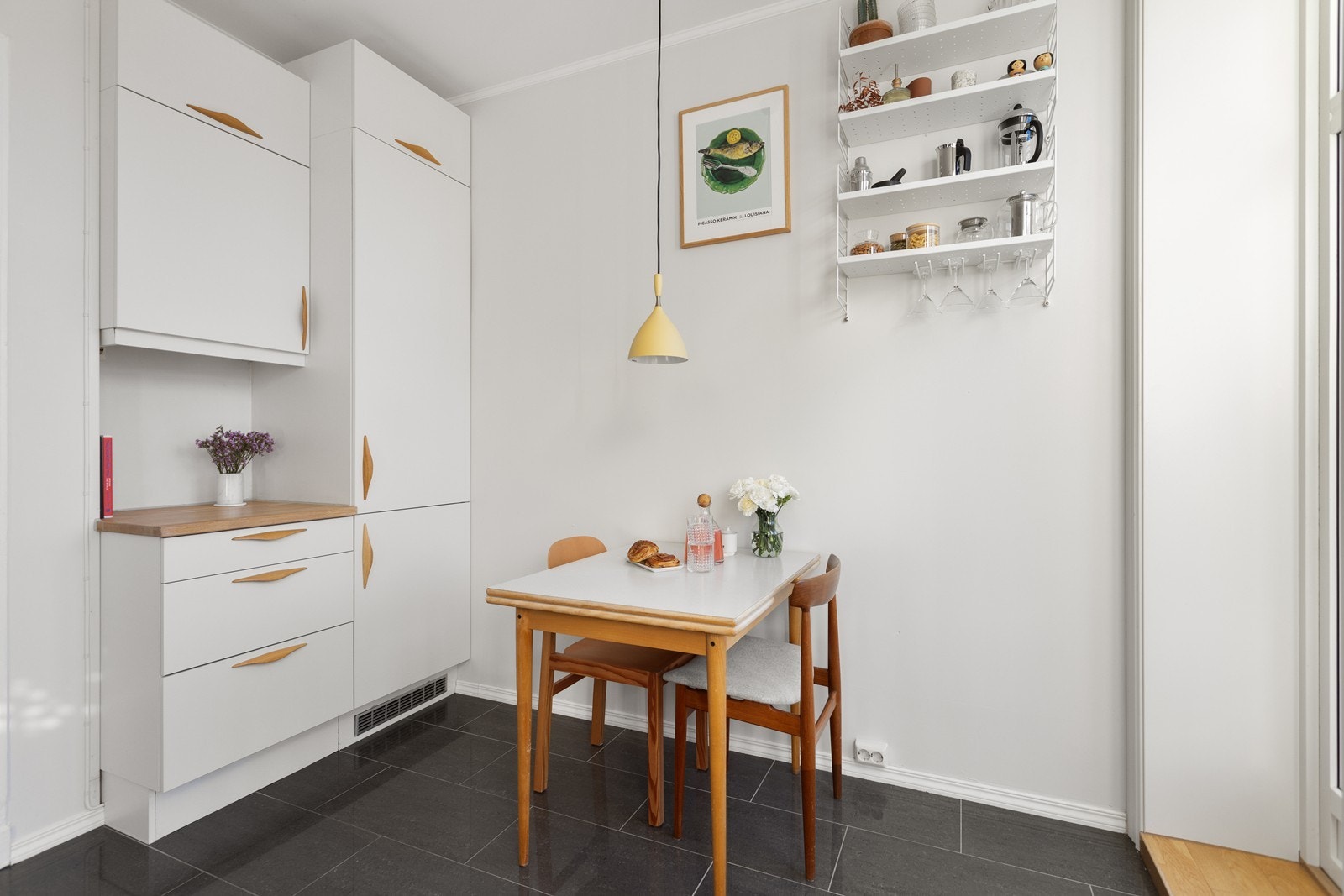 Det er god skapplass med overskap helt opp til taket, samt fliser med gulvvarme på kjøkkenet. Galleribilde