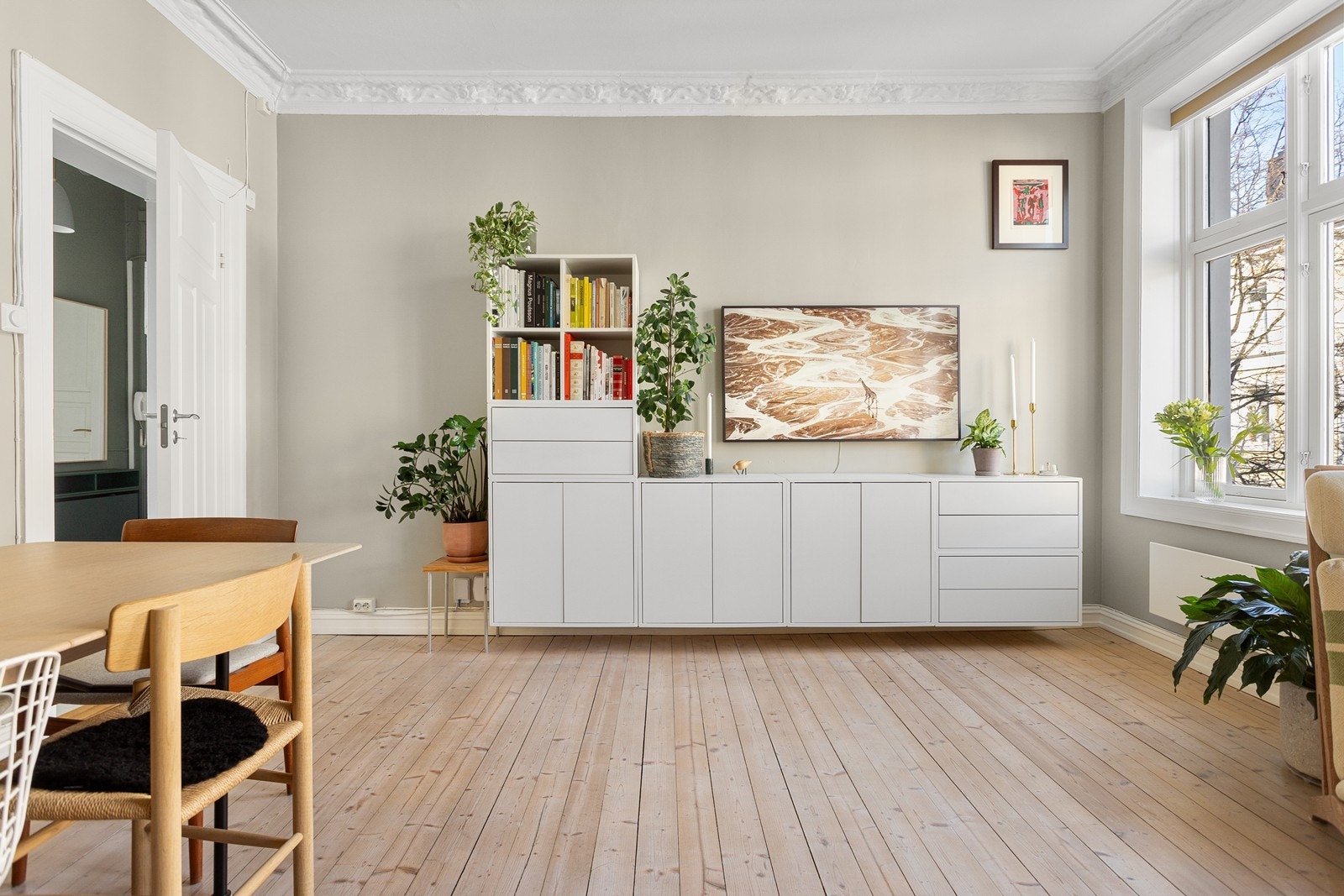 Takhøyden i stuen er målt til ca. 2,82 meter. Galleribilde